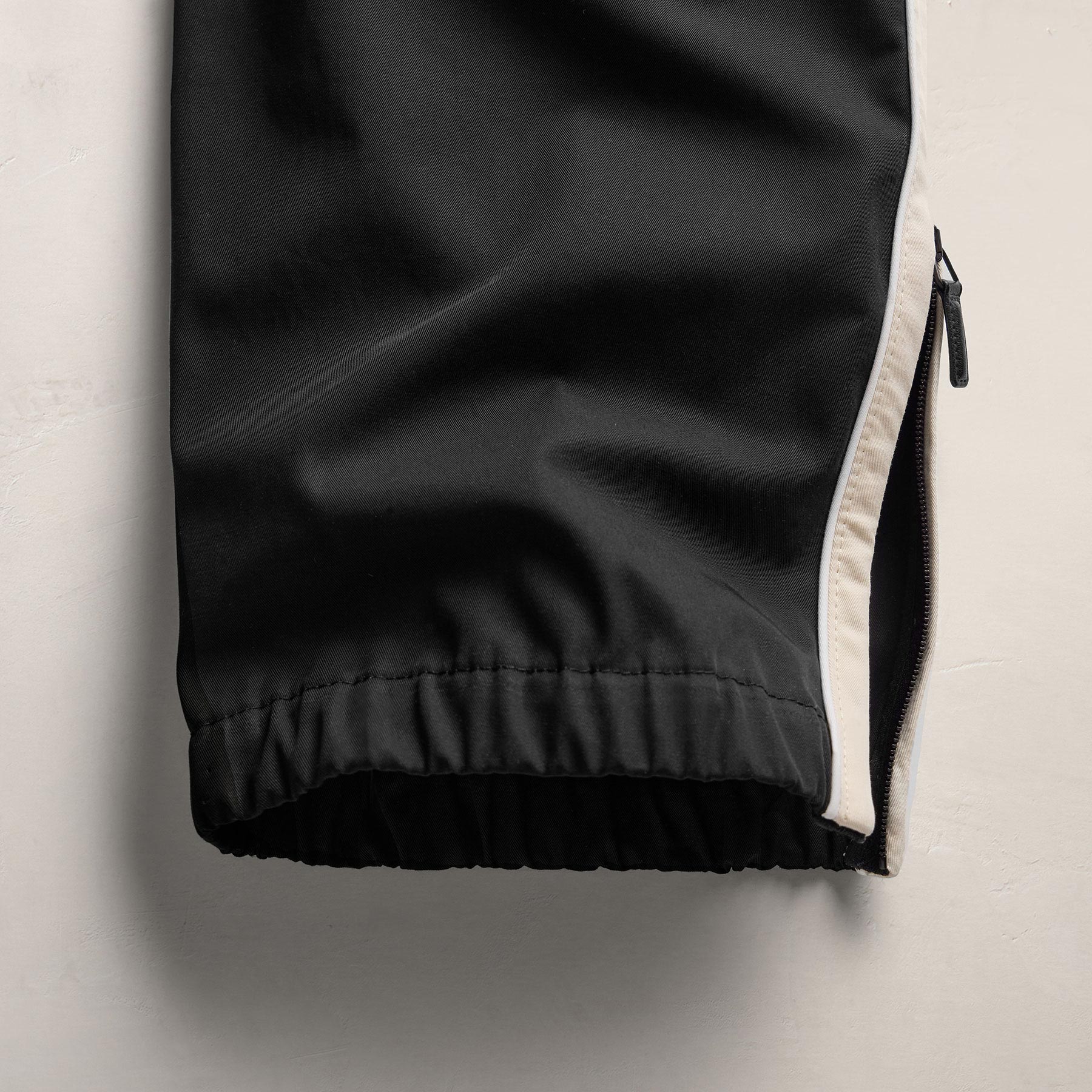 Elevated Cotton Twill Track Pant in Black/Latte/White | James Perse Los Angeles