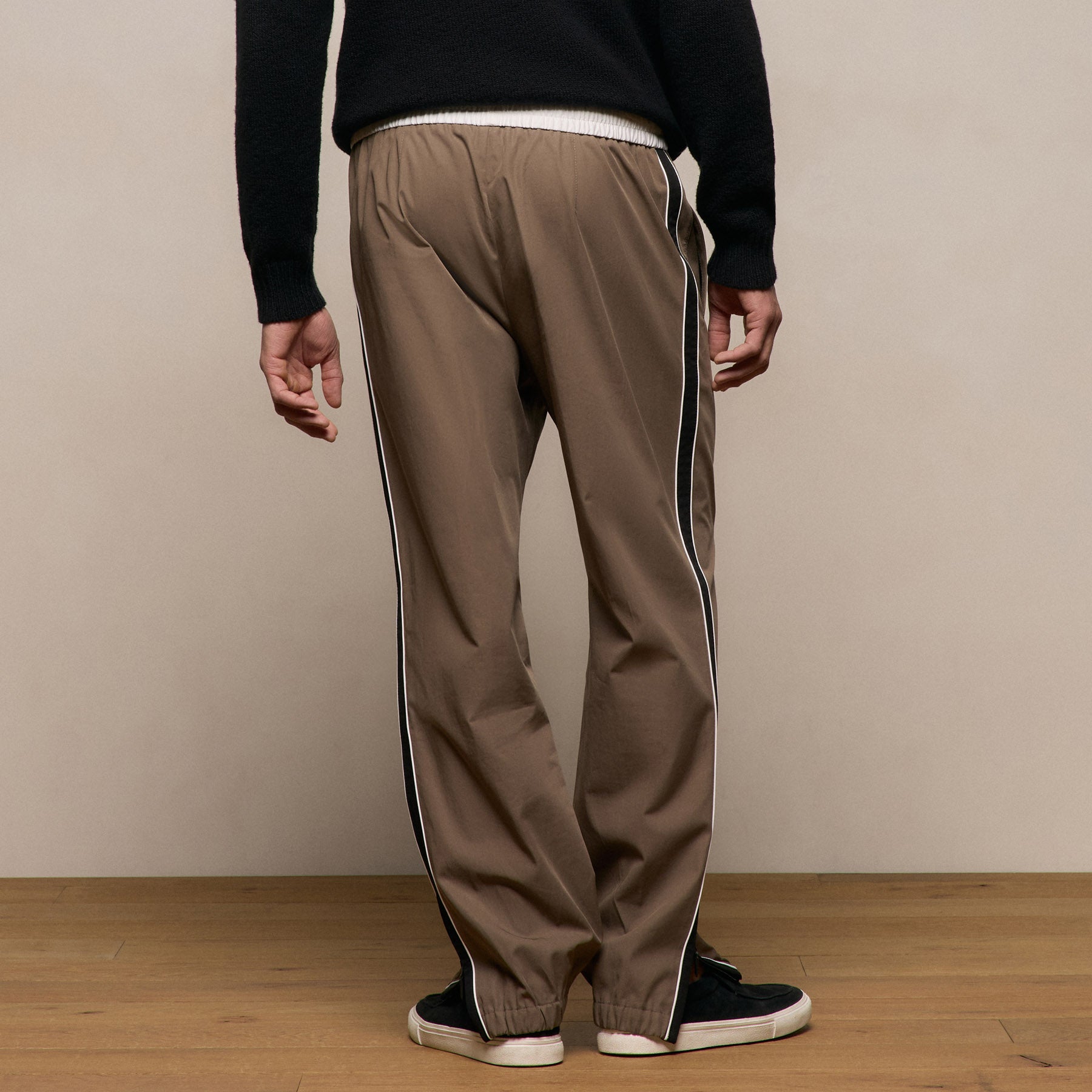 Elevated Cotton Twill Track Pant in Light Olive/Black/White | James Perse Los Angeles