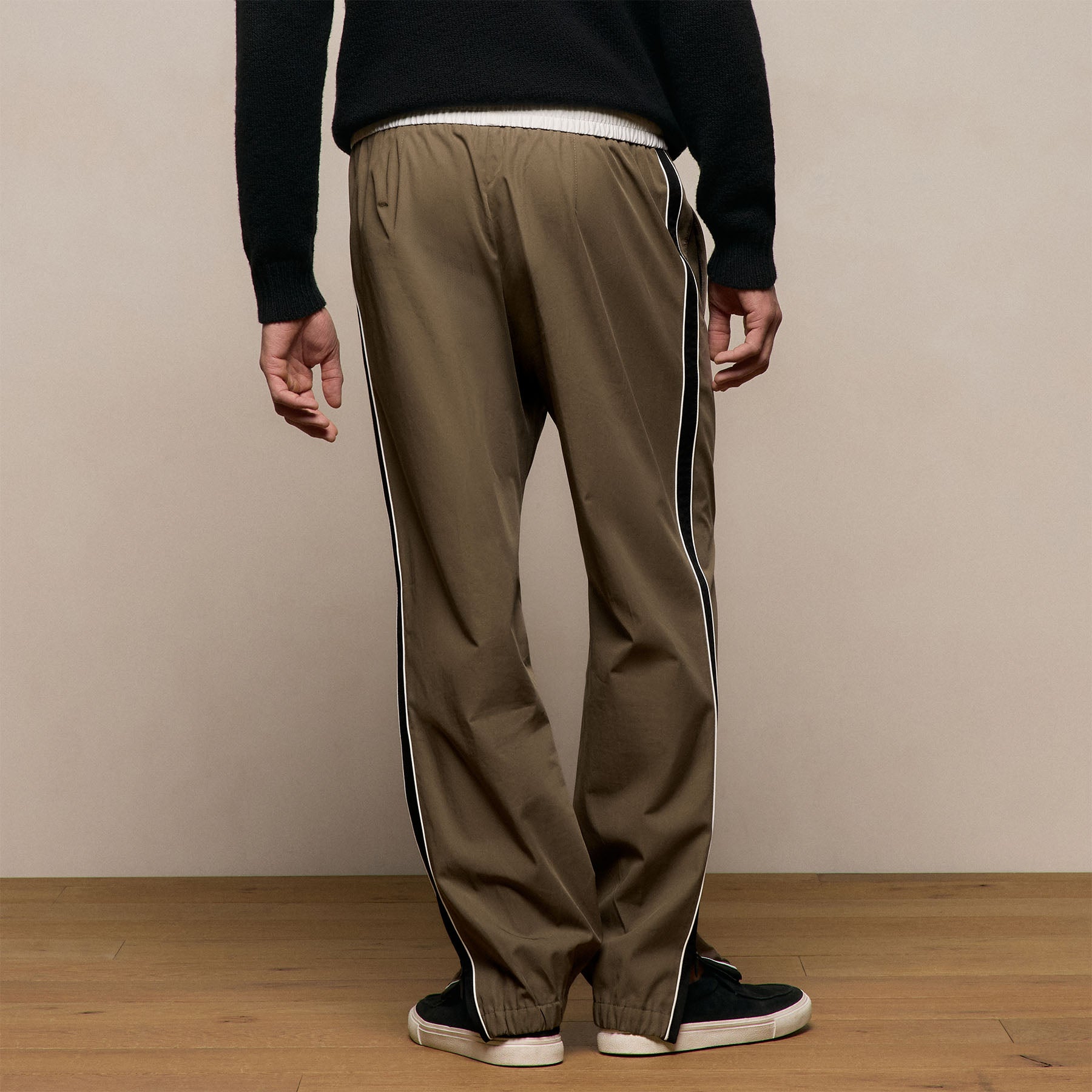 Elevated Cotton Twill Track Pant in Light Olive/Black/White | James Perse Los Angeles