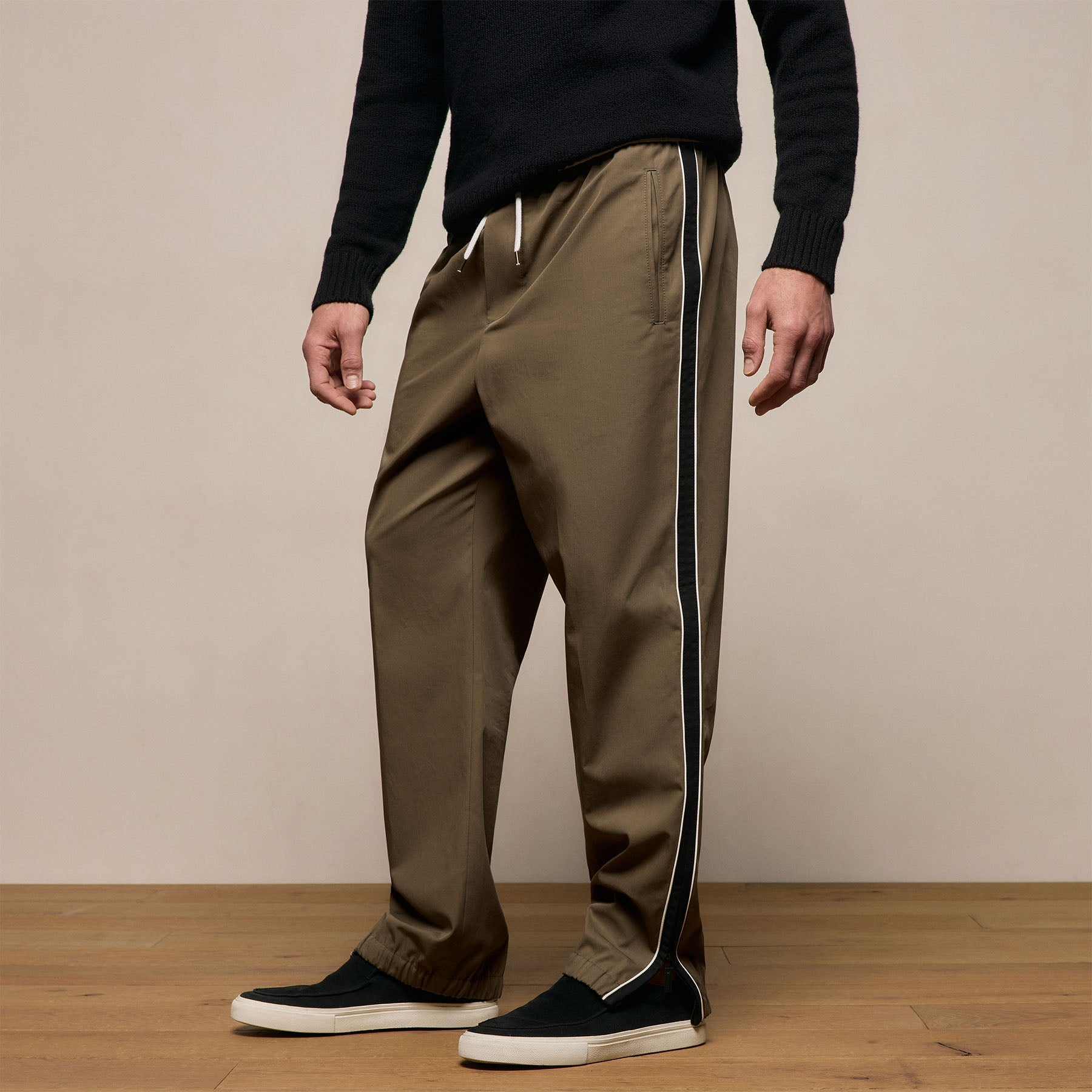 Elevated Cotton Twill Track Pant in Light Olive/Black/White | James Perse Los Angeles