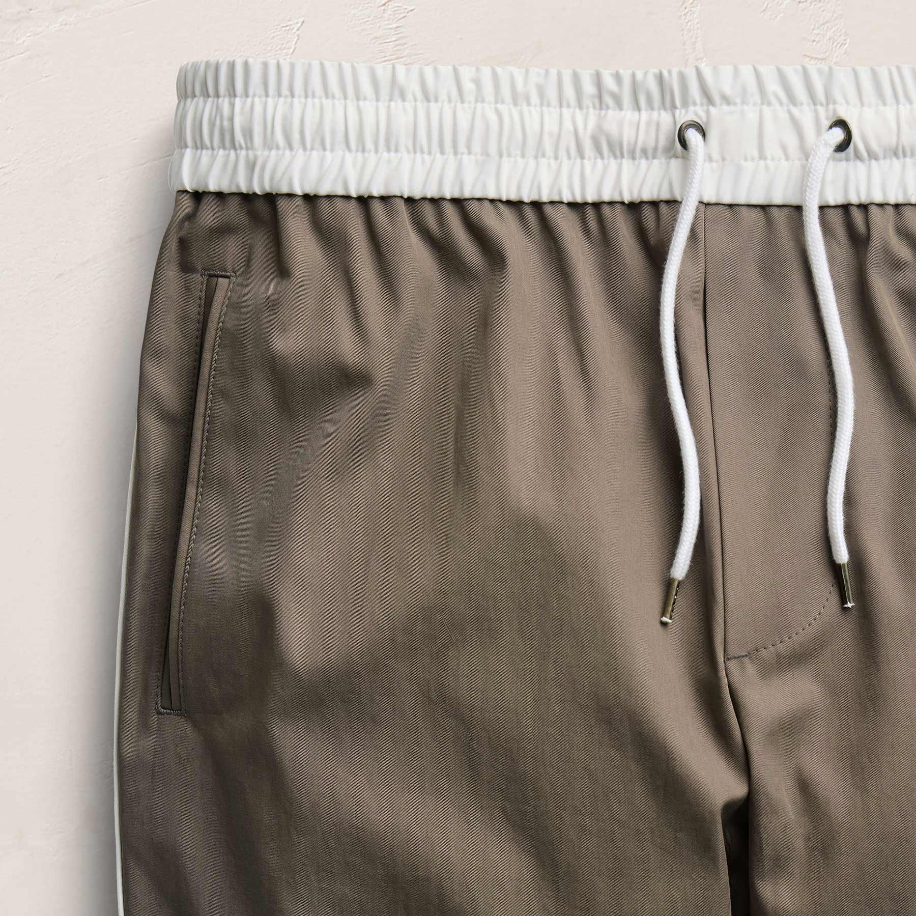 Elevated Cotton Twill Track Pant in Light Olive/Black/White | James Perse Los Angeles