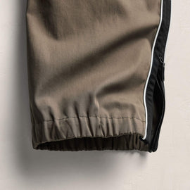 Elevated Cotton Twill Track Pant in Light Olive/Black/White | James Perse Los Angeles