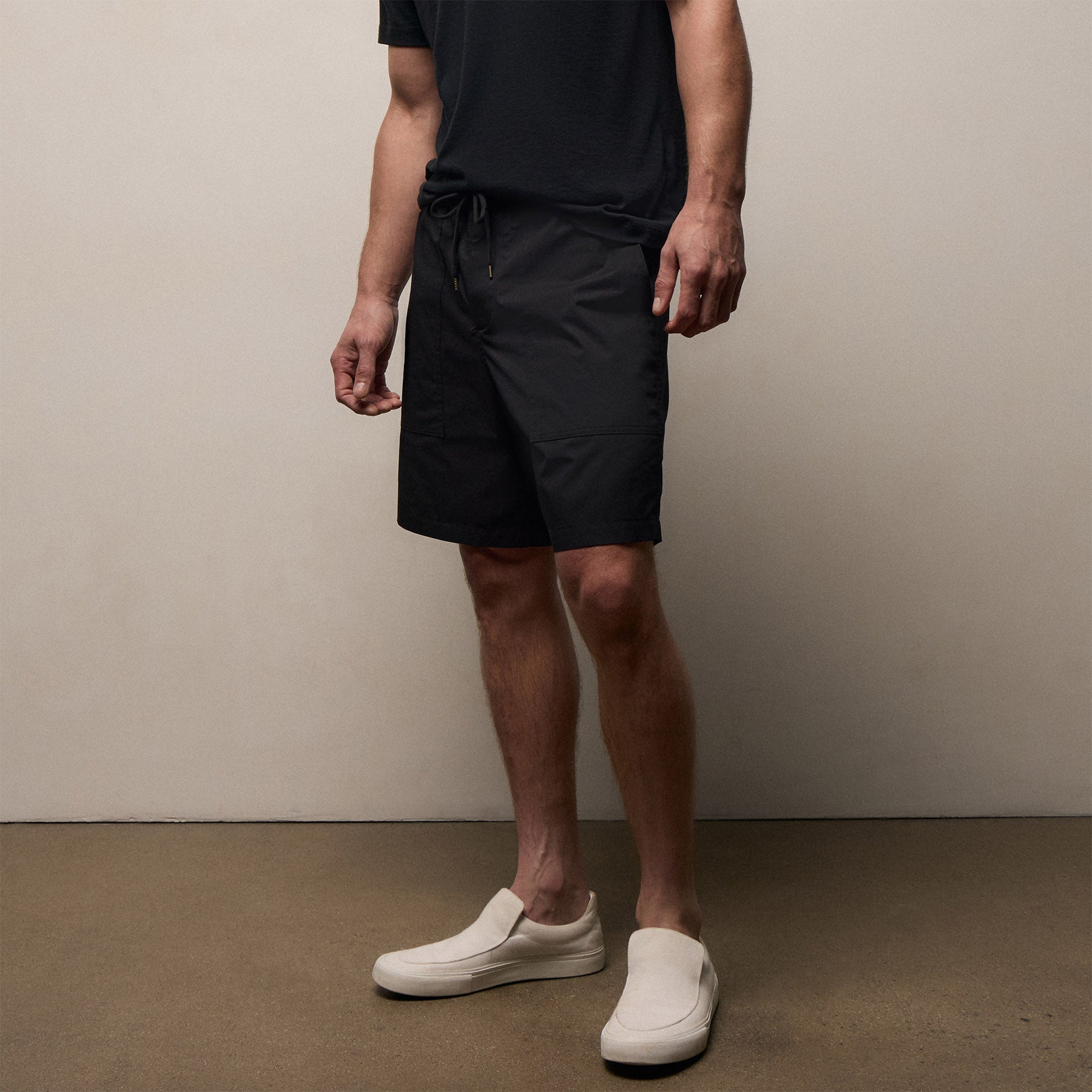 Fine Cotton Twill Patch Pocket Short In Black | James Perse Los Angeles
