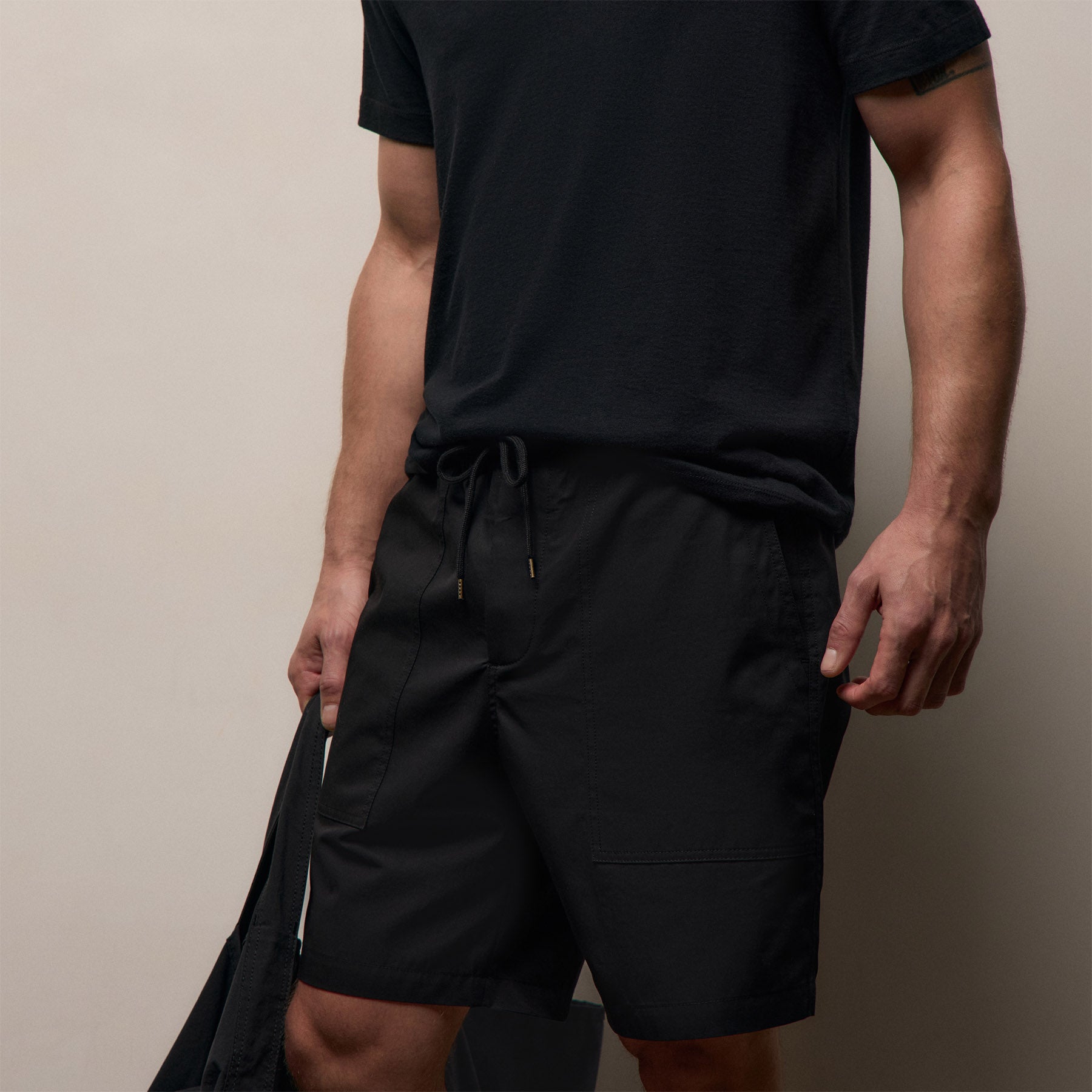 Fine Cotton Twill Patch Pocket Short In Black | James Perse Los Angeles