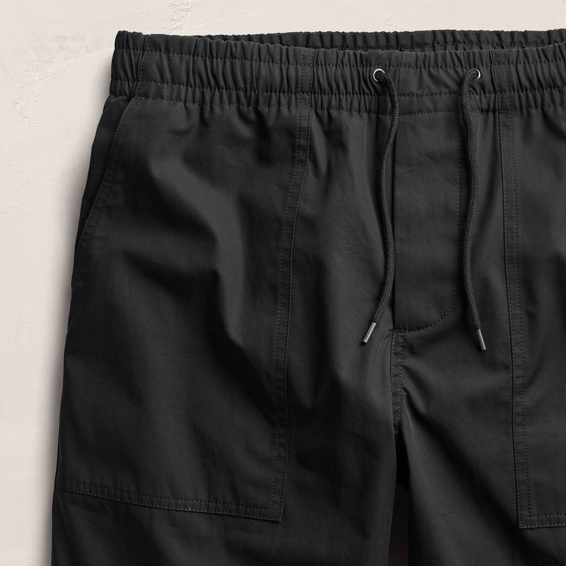 Fine Cotton Twill Patch Pocket Short in Black | James Perse Los Angeles