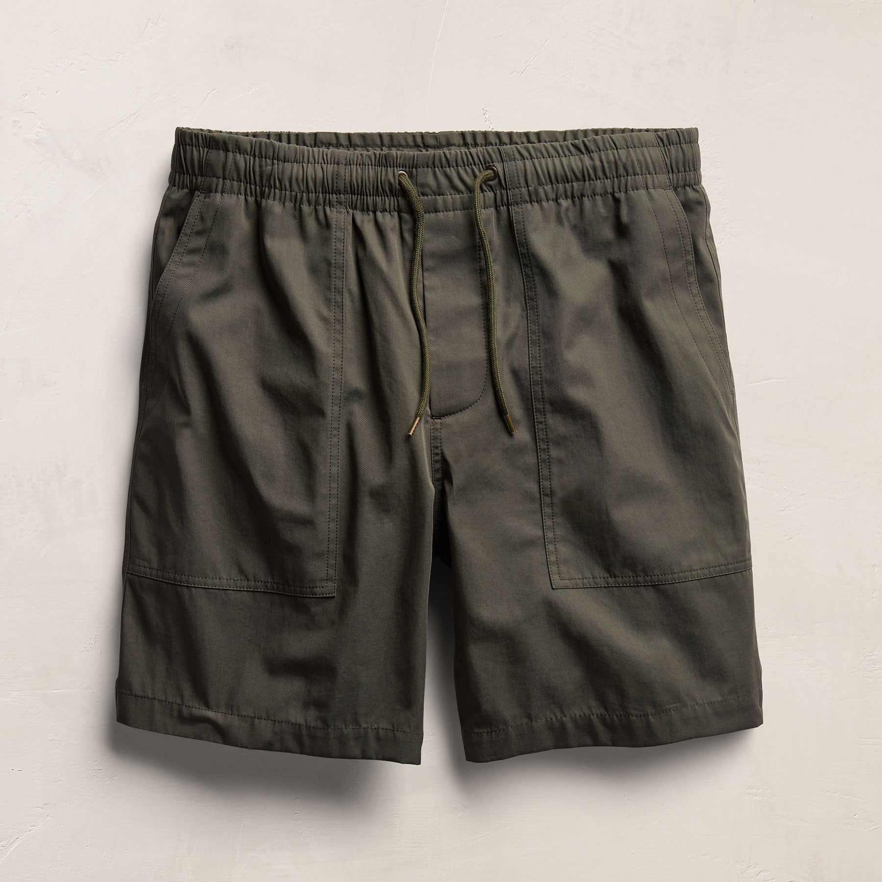 Fine Cotton Twill Patch Pocket Short in Dark Olive | James Perse Los Angeles