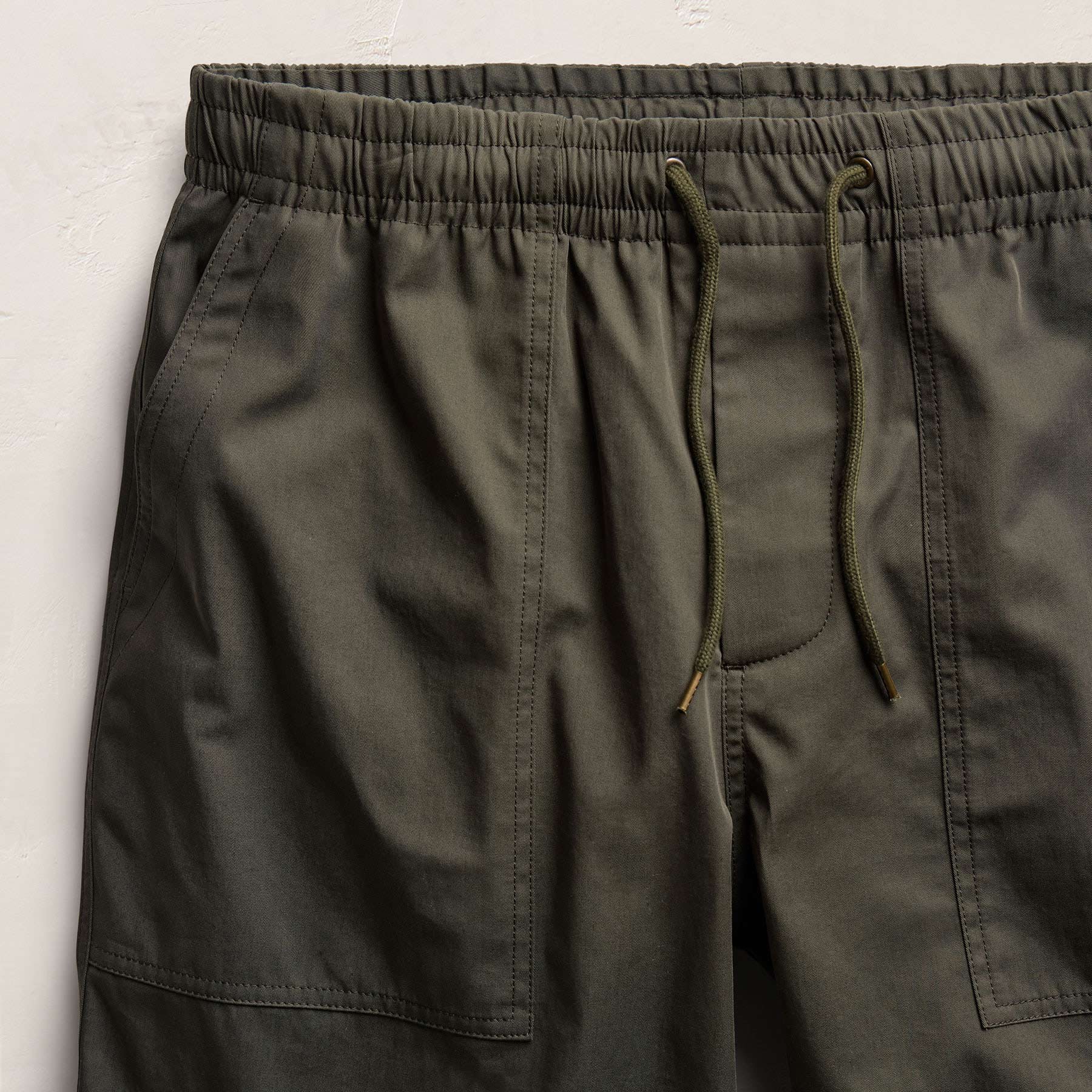 Fine Cotton Twill Patch Pocket Short in Dark Olive | James Perse Los Angeles