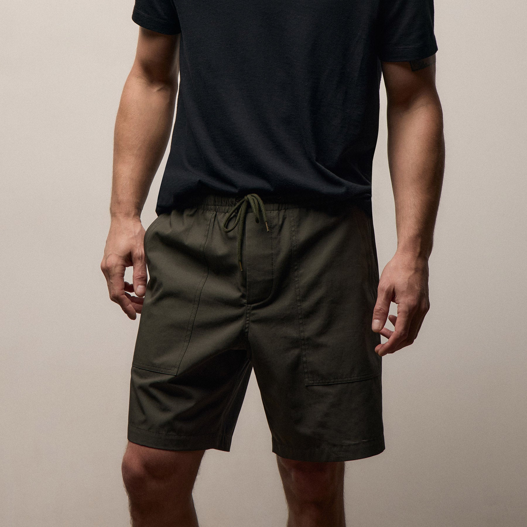 Fine Cotton Twill Patch Pocket Short In Dark Olive | James Perse Los Angeles