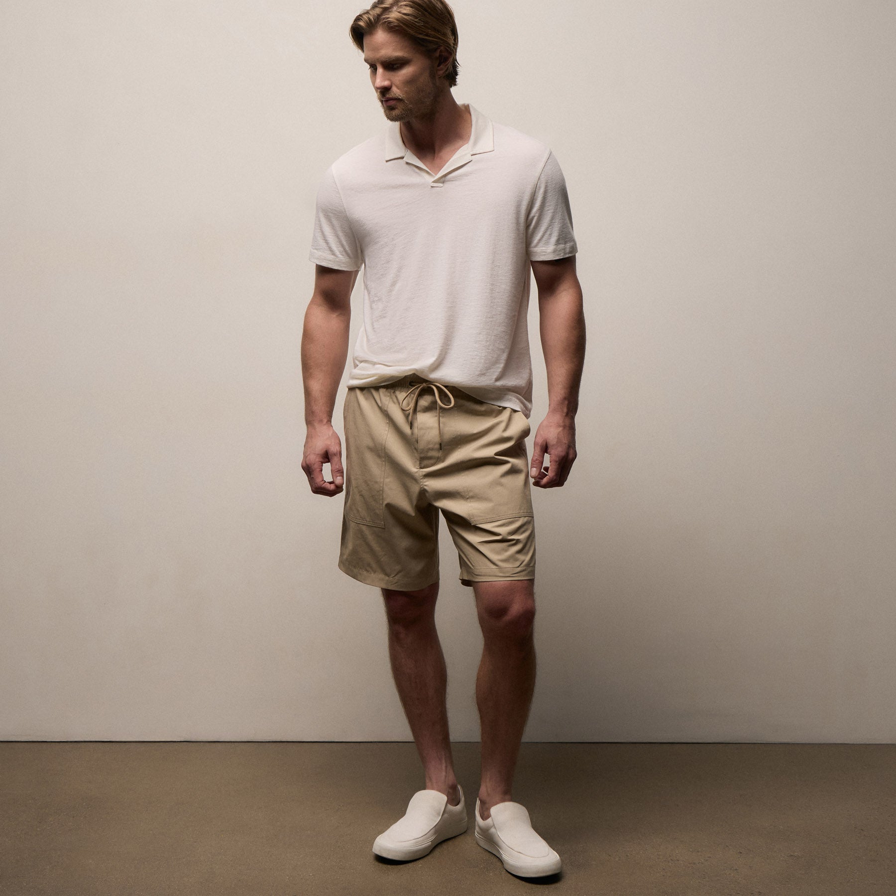 Fine Cotton Twill Patch Pocket Short In Light Khaki | James Perse Los Angeles
