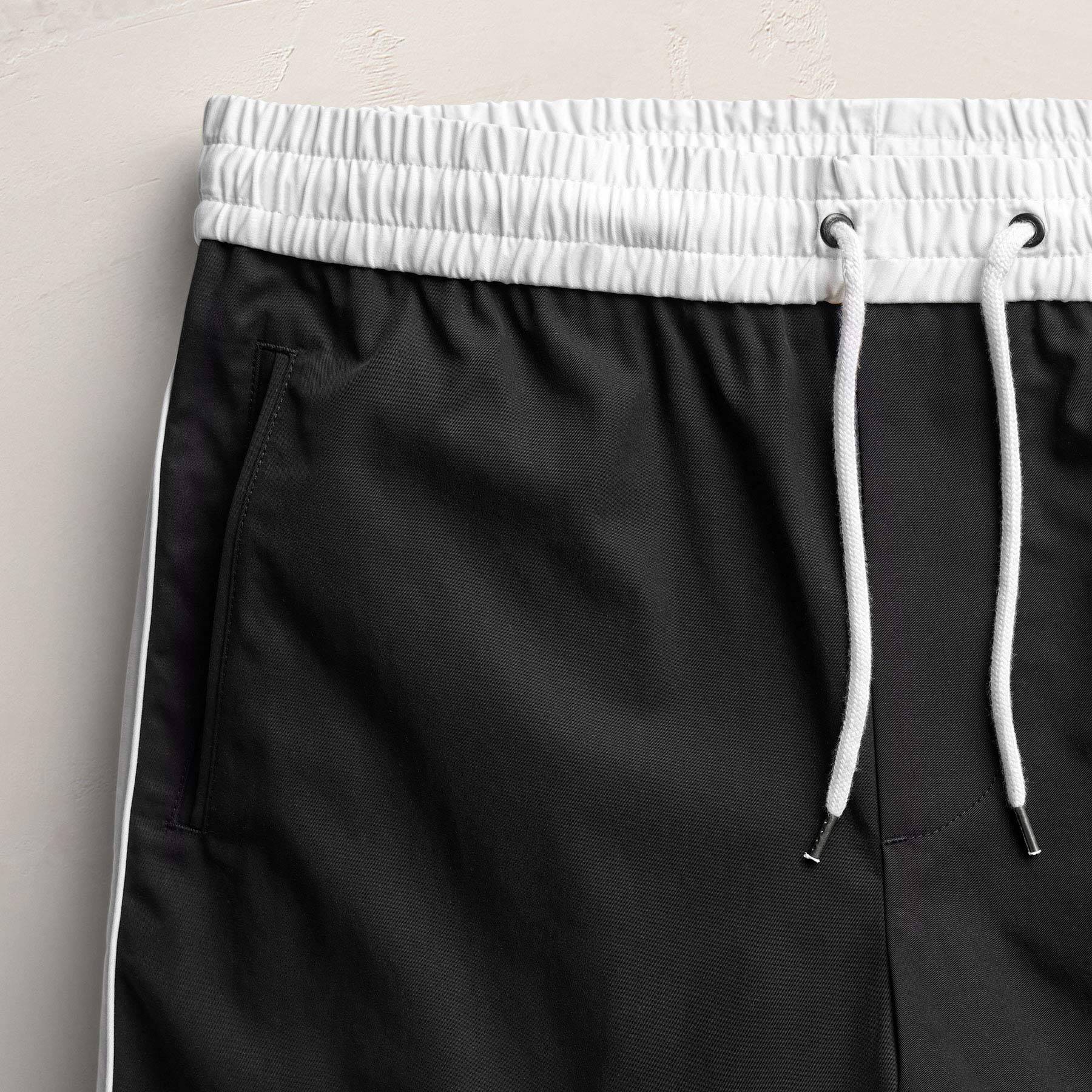 Elevated Cotton Twill Track Short in Black/Latte/White | James Perse Los Angeles