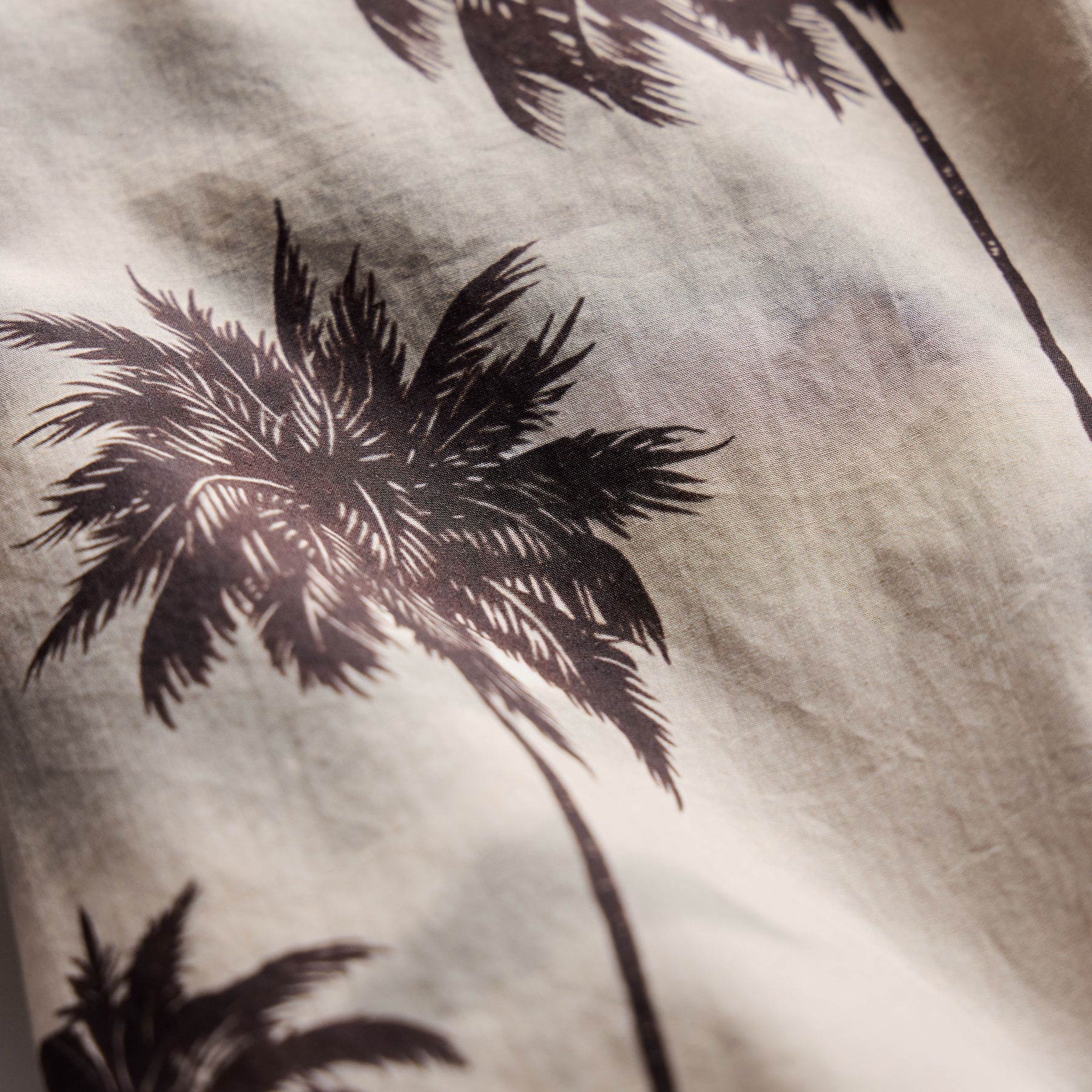 Palm Printed Shirt in Stone | James Perse Los Angeles