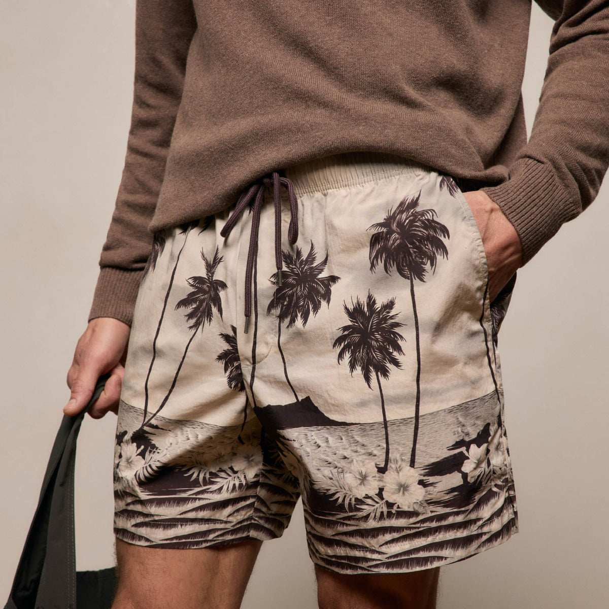 Palm Printed Short in Stone | James Perse Los Angeles