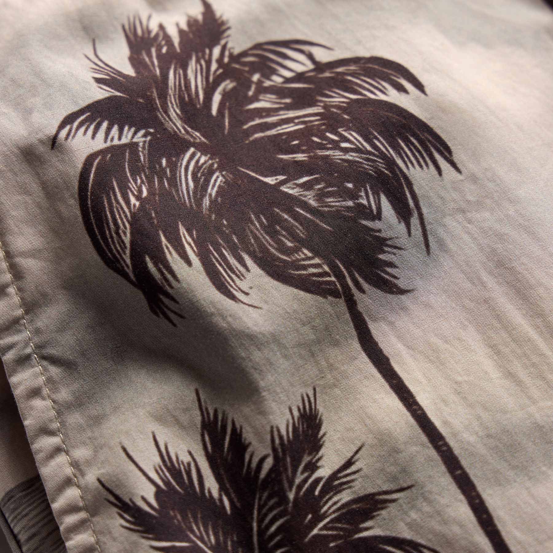 Palm Printed Short in Stone | James Perse Los Angeles