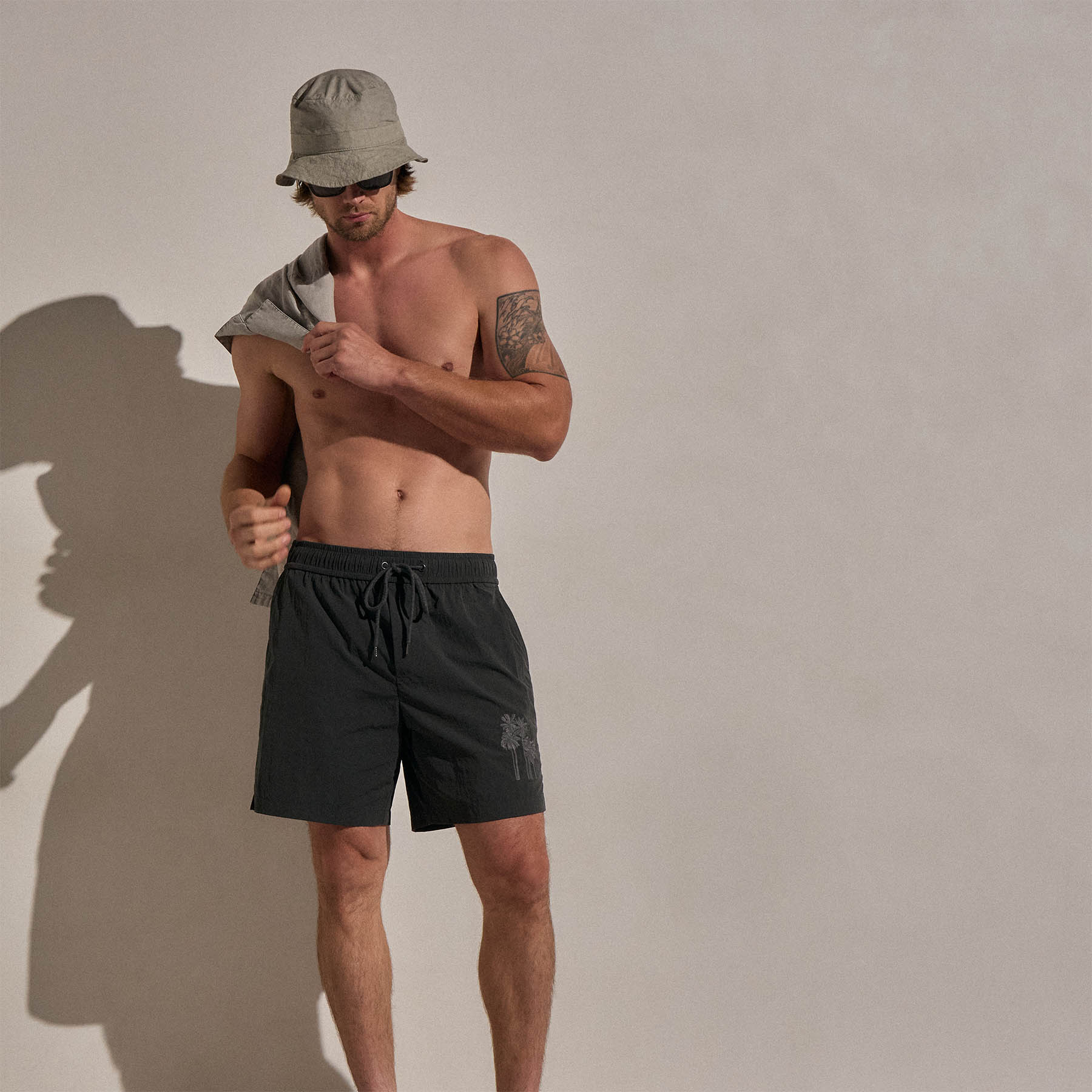 Palm Embroidered Boardshort in Carbon | James Perse Los Angeles