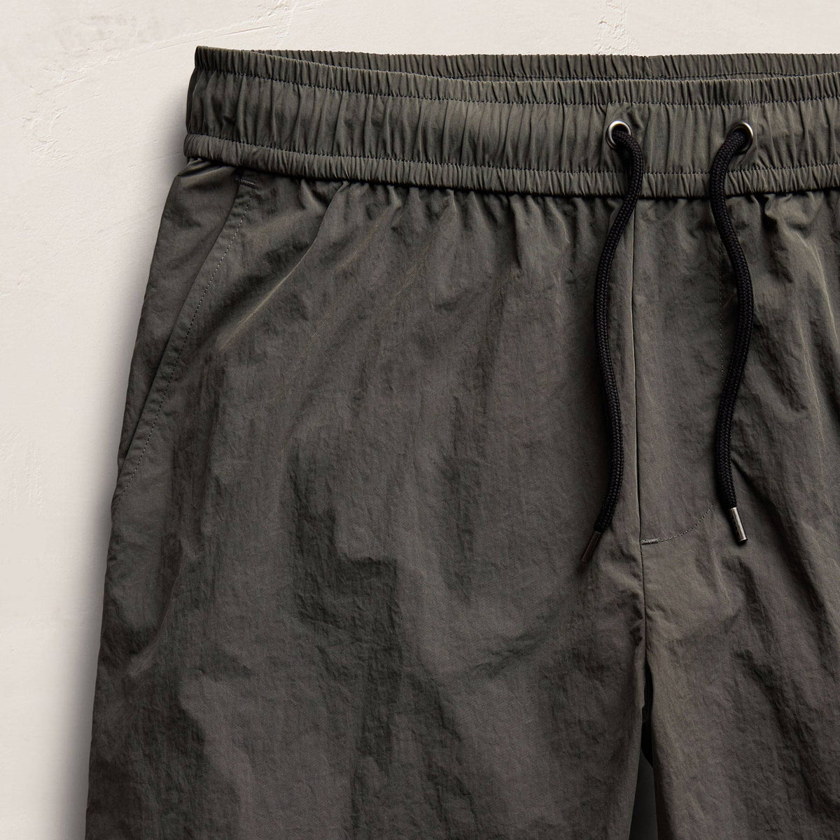 Palm Embroidered Boardshort in Granite | James Perse Los Angeles