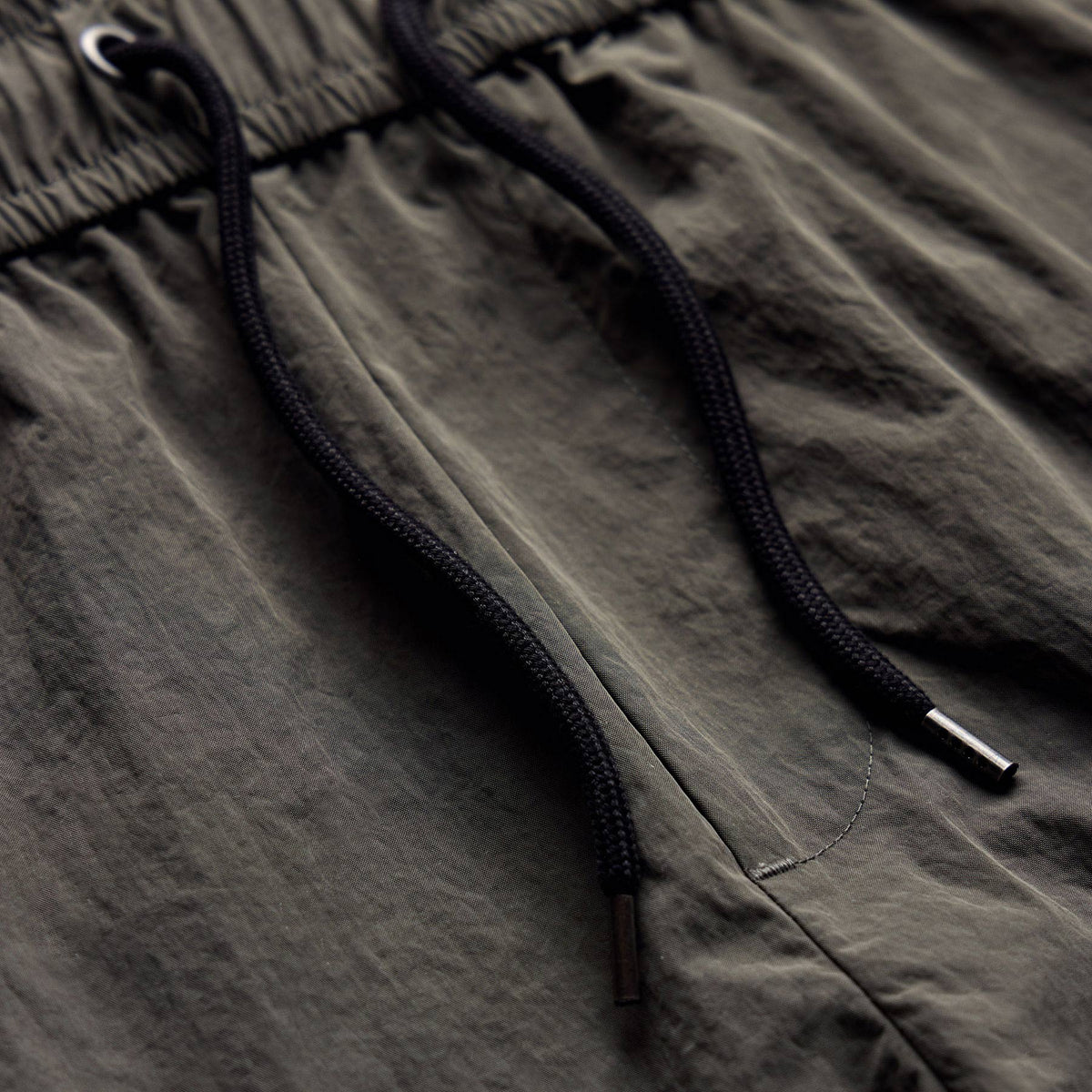 Palm Embroidered Boardshort in Granite | James Perse Los Angeles