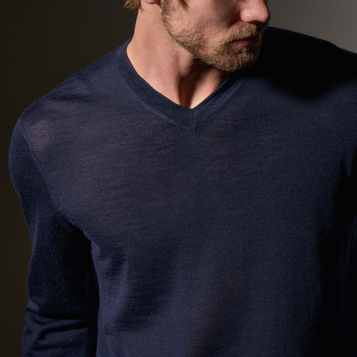 Ultra Fine Cshmr VinNeck Sweater in Dark Navy | James Perse Los Angeles