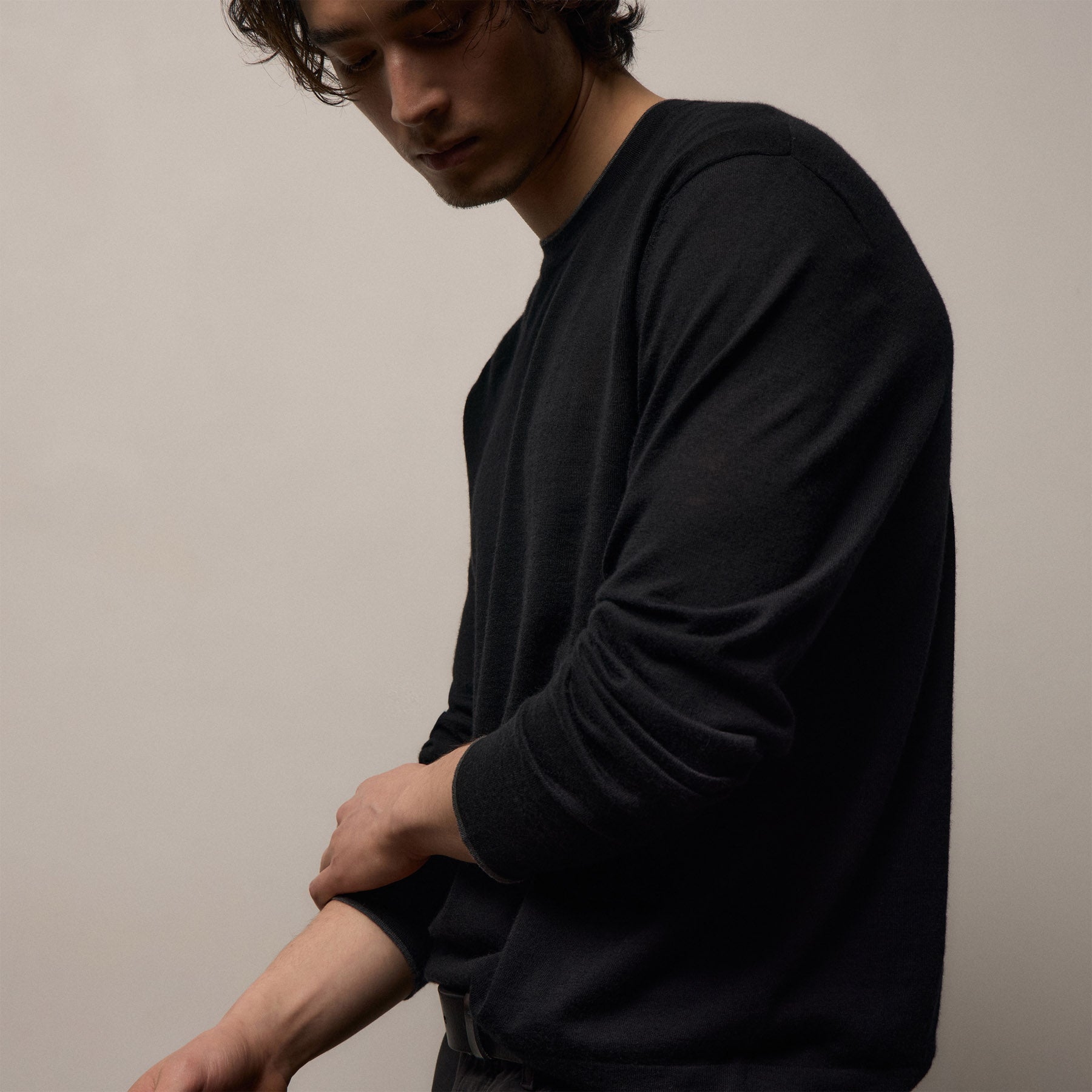Ultrafine Cashmere Tipped Crew in Black/Charcoal | James Perse Los Angeles