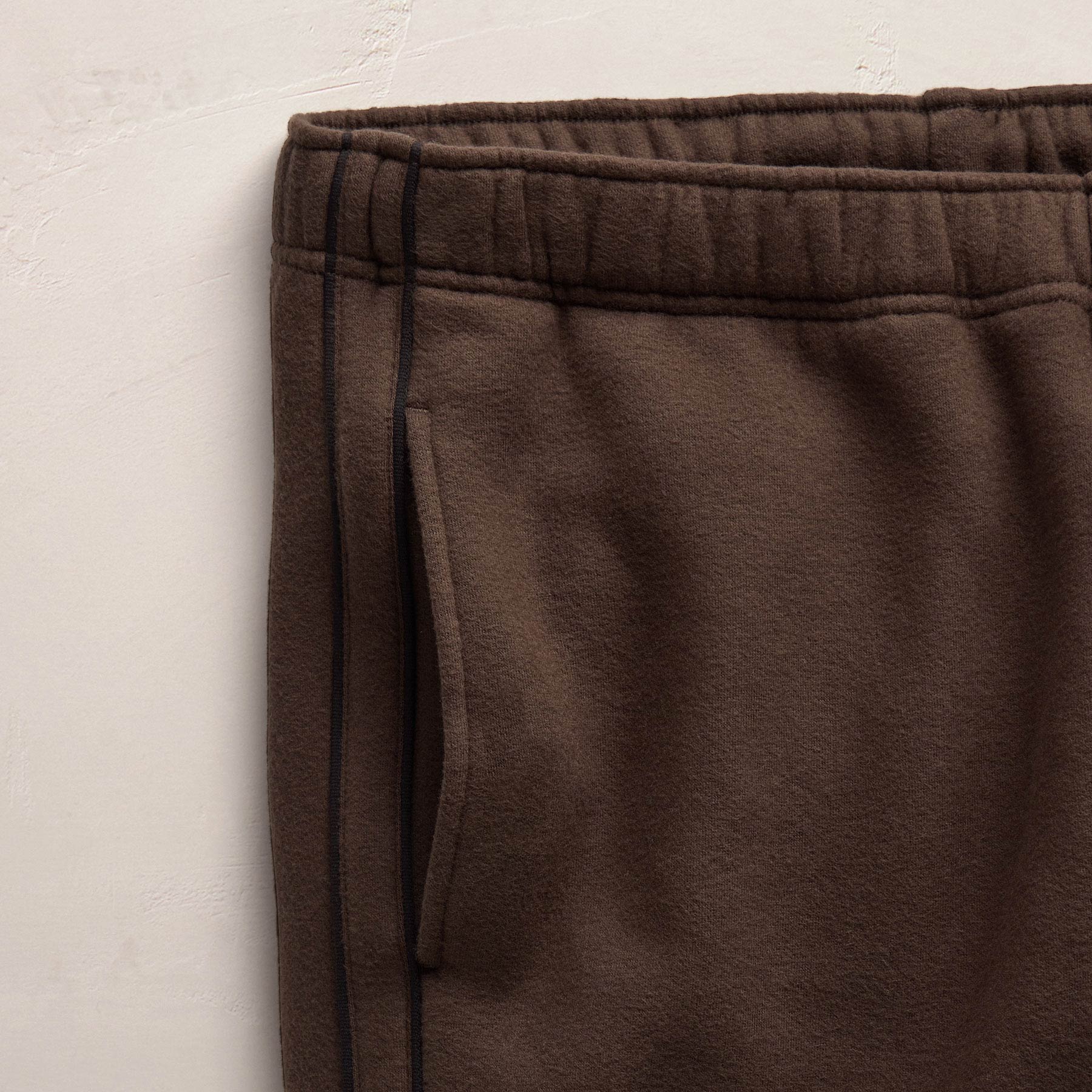 Cozy Sweat Pant With Piping in Porcupine | James Perse Los Angeles FLAT