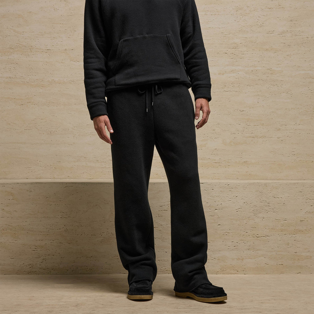 Cozy Fleece Relaxed Straight Leg Sweatpant in Black | James Perse Los Angeles