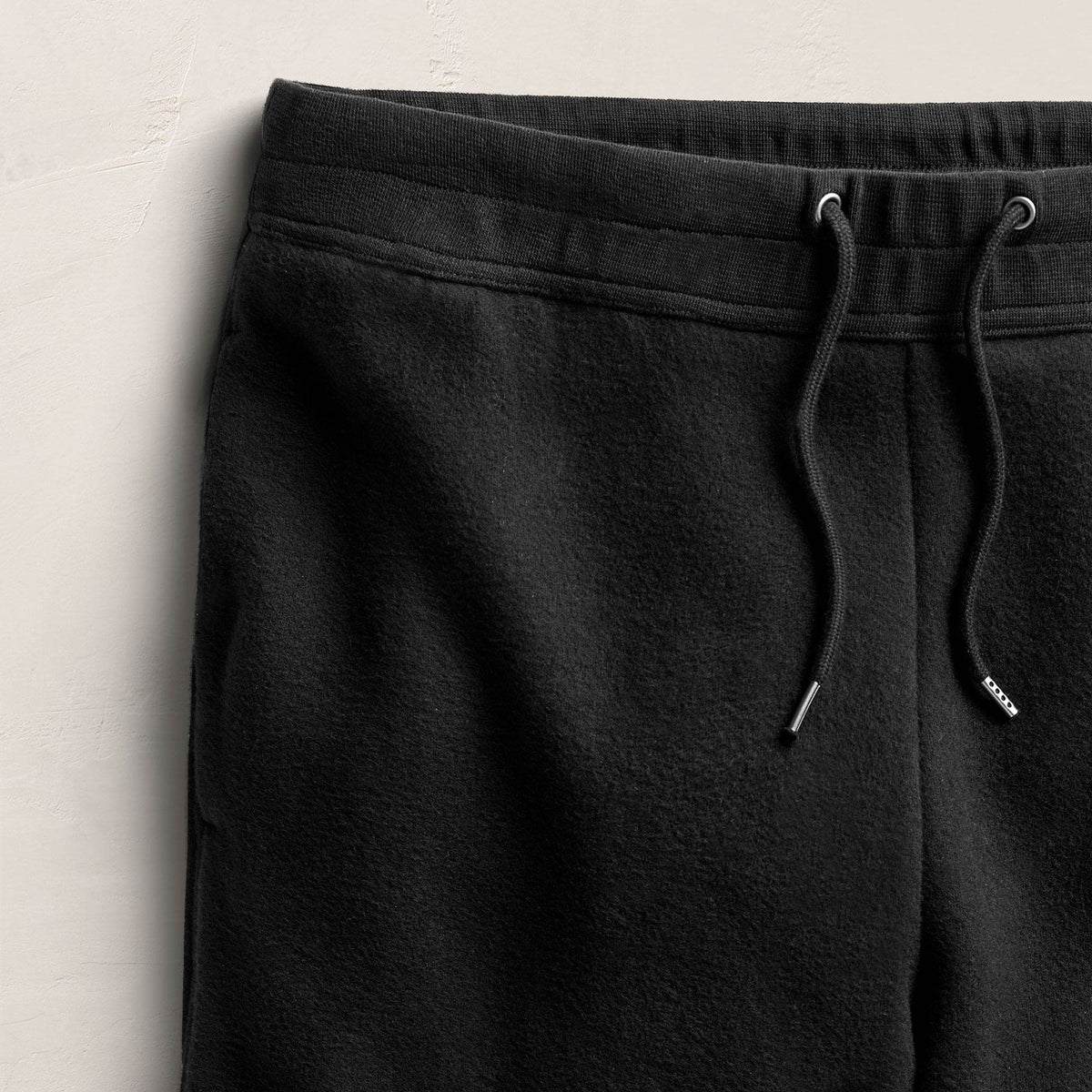 Cozy Fleece Relaxed Straight Leg Sweatpant in Black | James Perse Los Angeles