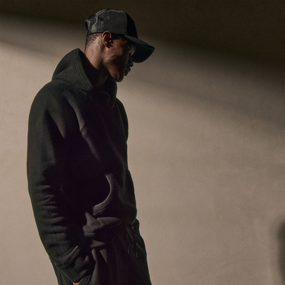 Cozy Hooded Sweatshirt in Black | James Perse Los Angeles