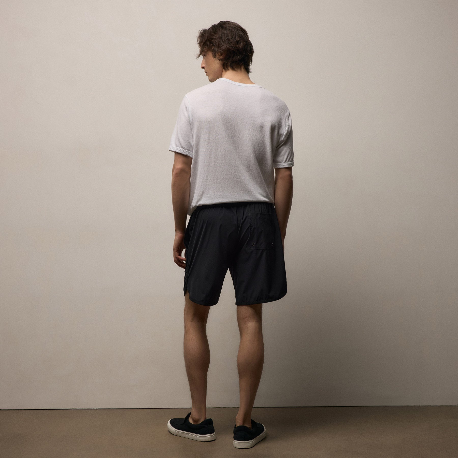 Curved Hem Boardshort in Black/Black | James Perse Los Angeles