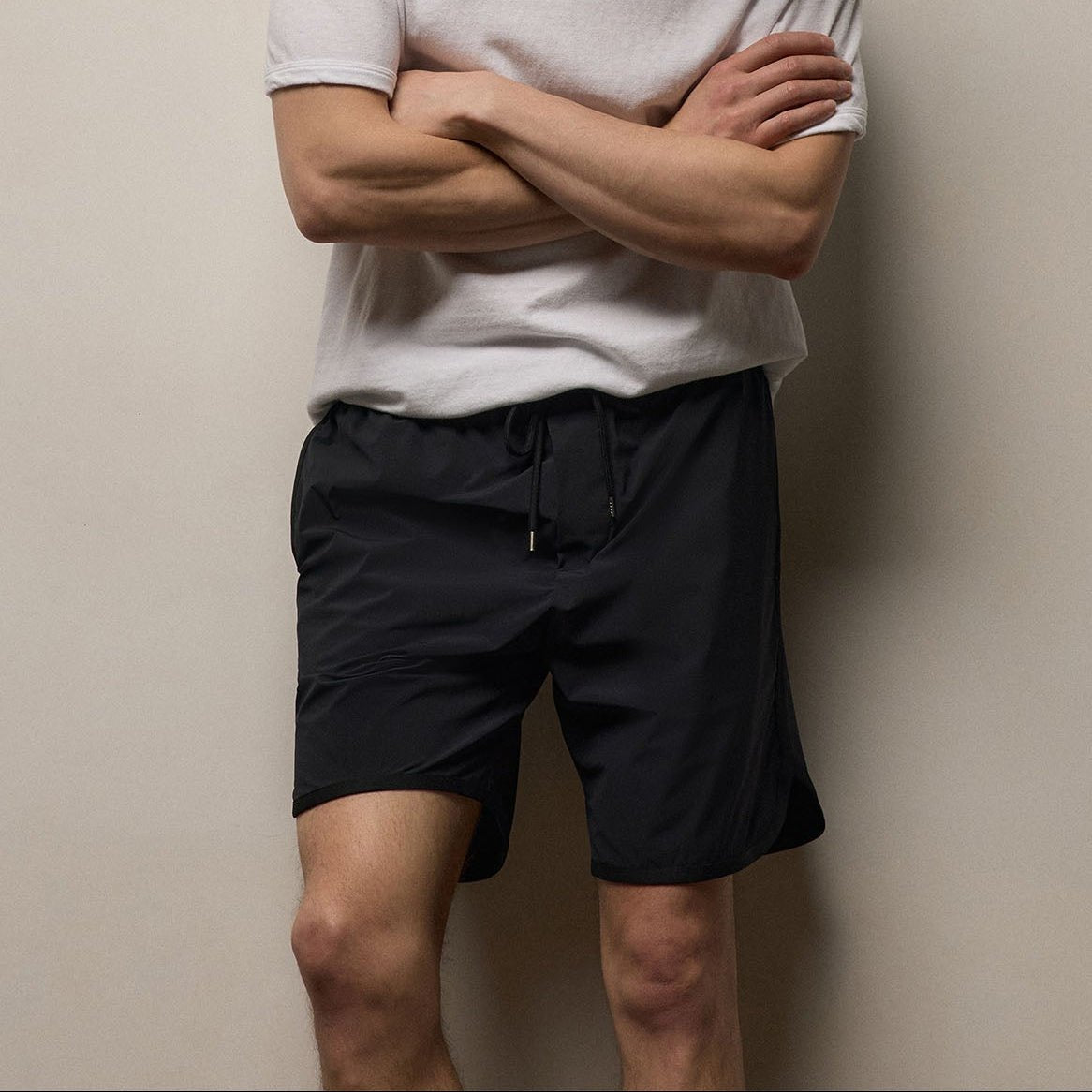 Curved Hem Boardshort in Black/Black | James Perse Los Angeles