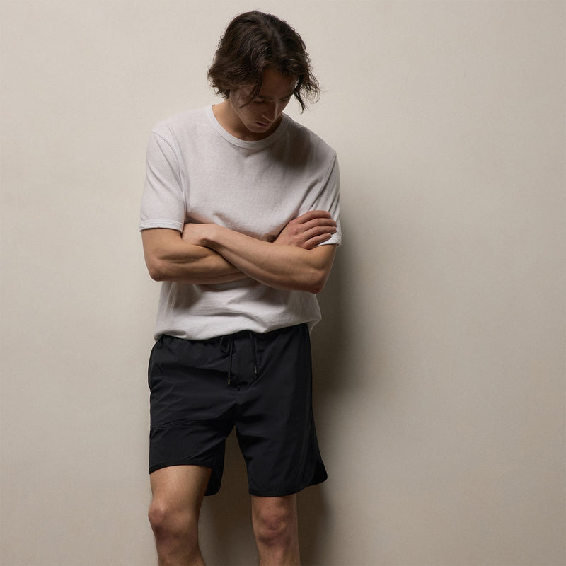 Curved Hem Boardshort in Black/Black | James Perse Los Angeles