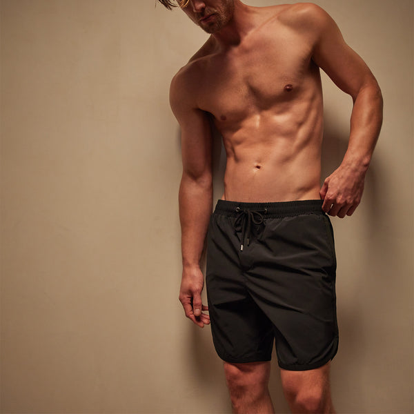 Curved Hem Board Short in Black/Black | James Perse Los Angeles