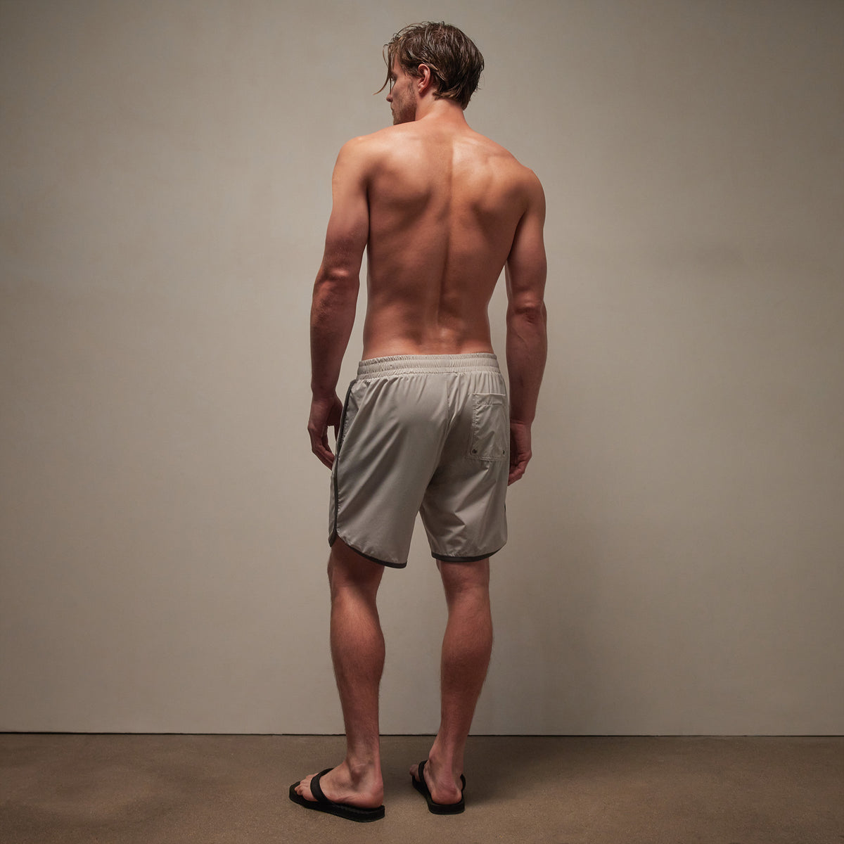 Curved Hem Board Short in Grout/Carbon | James Perse Los Angeles