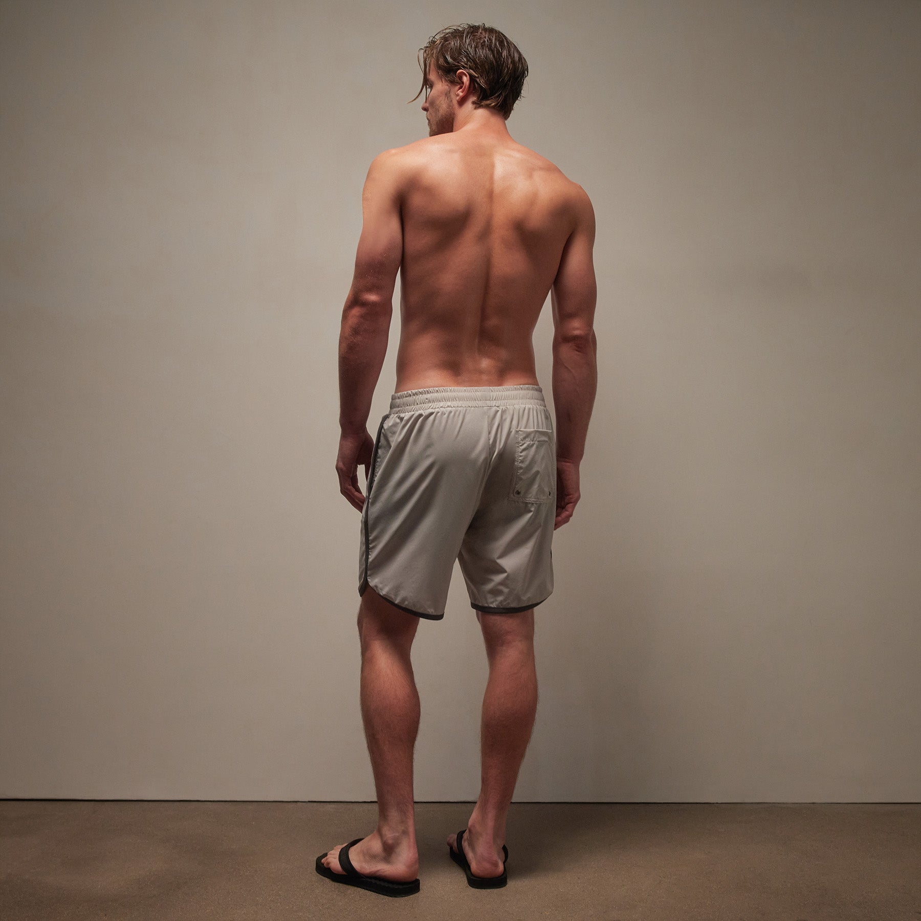 Curved Hem Board Short in Grout/Carbon | James Perse Los Angeles