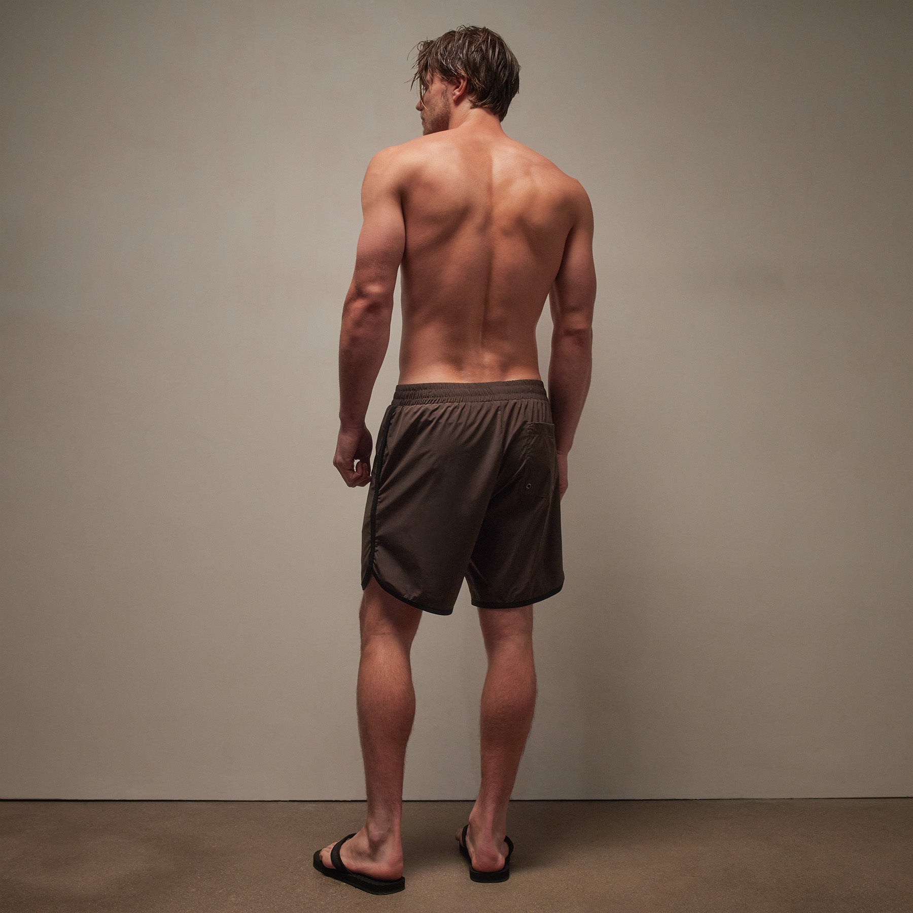 Curved Hem Board Short in Porcupine/Black | James Perse Los Angeles