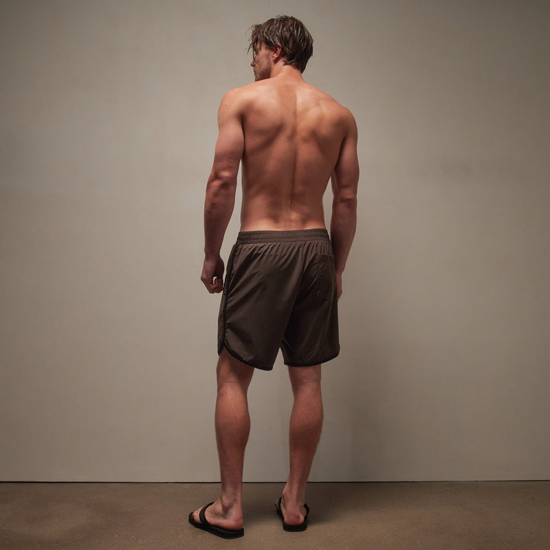 Curved Hem Board Short in Porcupine/Black | James Perse Los Angeles