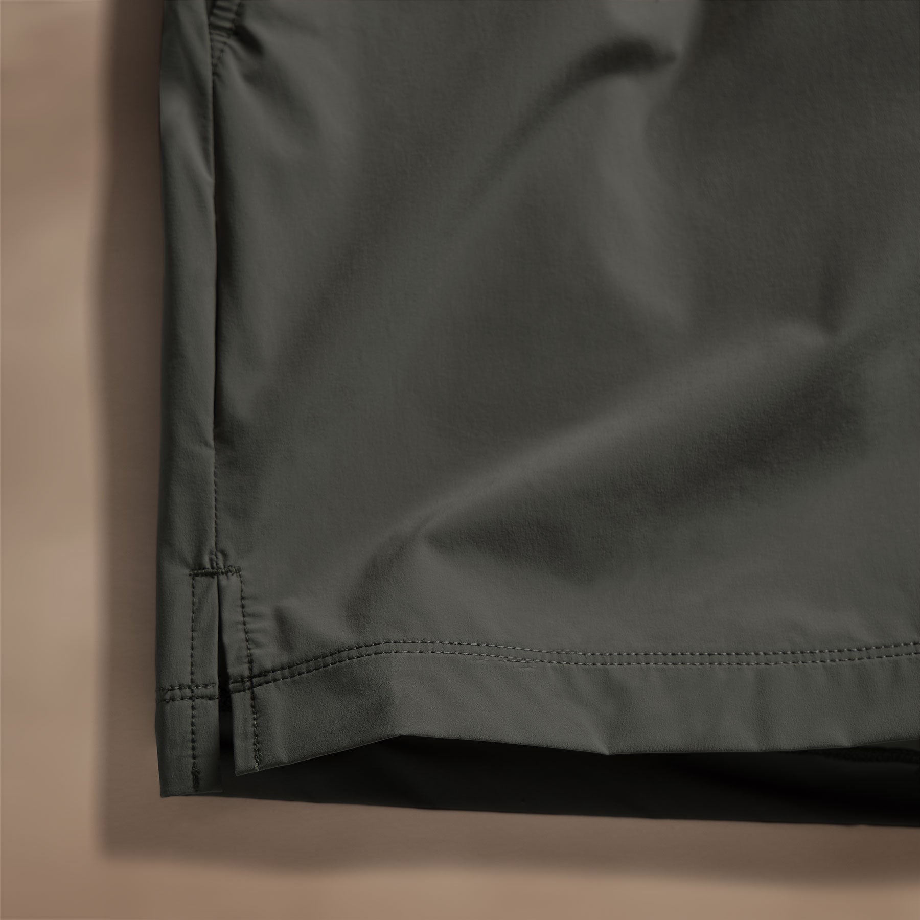 Split Hem Boardshort in Granite | James Perse Los Angeles