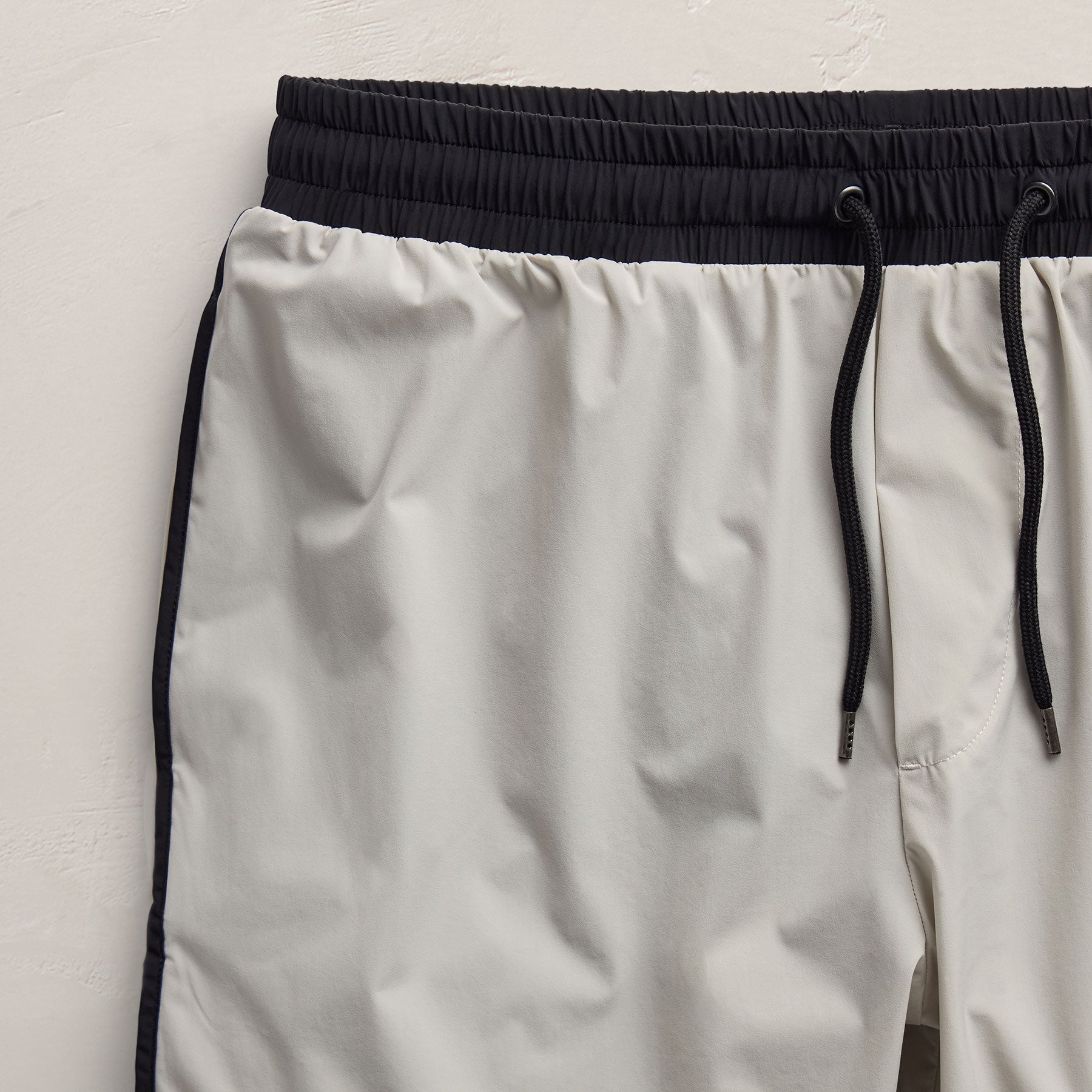 Retro Boardshort in Salt/Black | James Perse Los Angeles