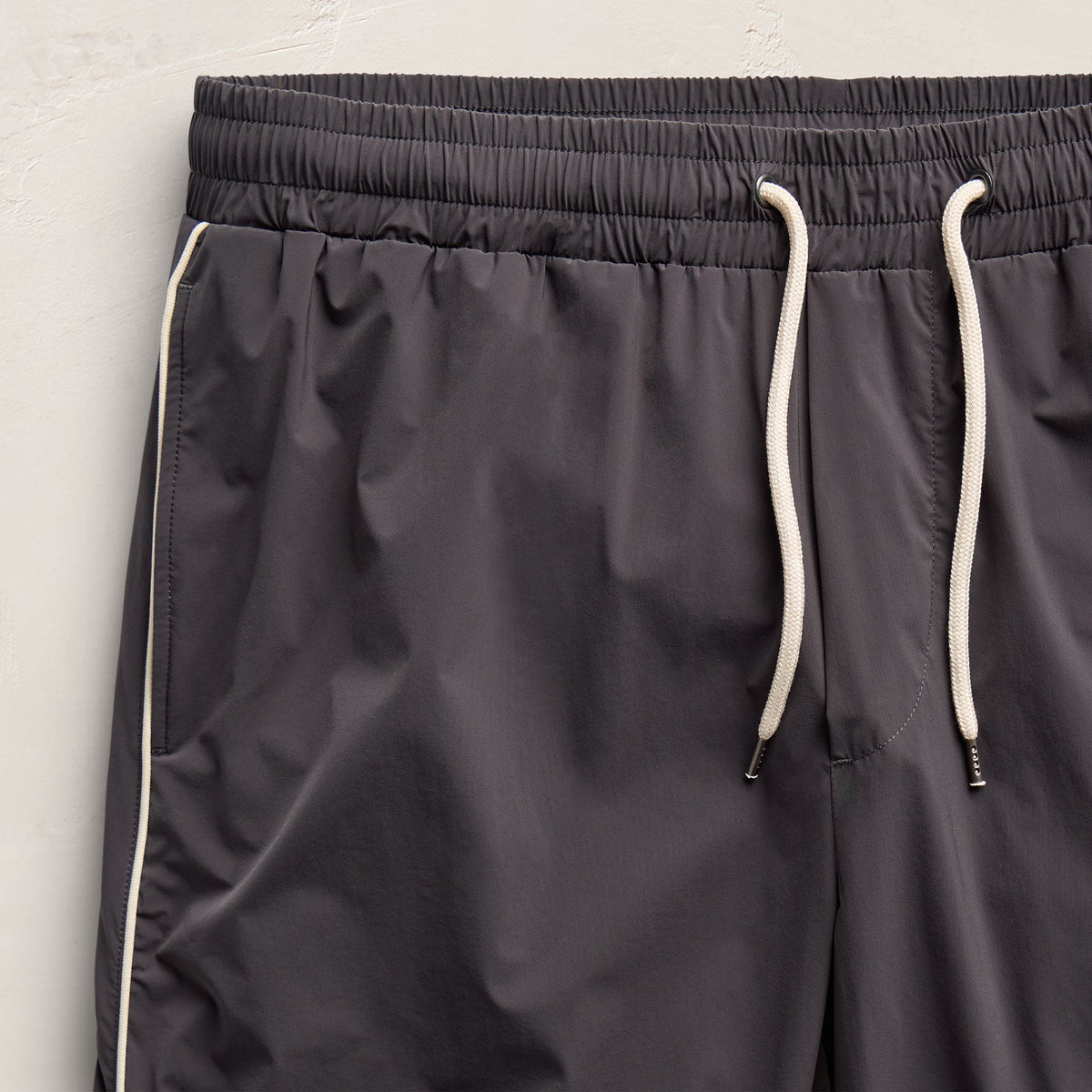 Contrast Piped Boardshort in Carbon/Ivory | James Perse Los Angeles