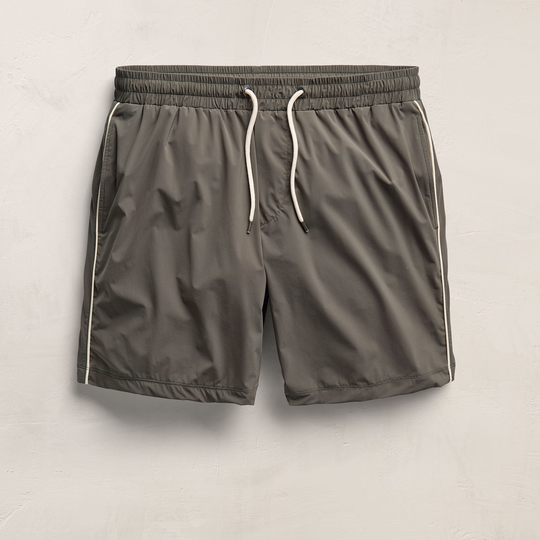 Contrast Piped Boardshort in Granite/Ivory | James Perse Los Angeles