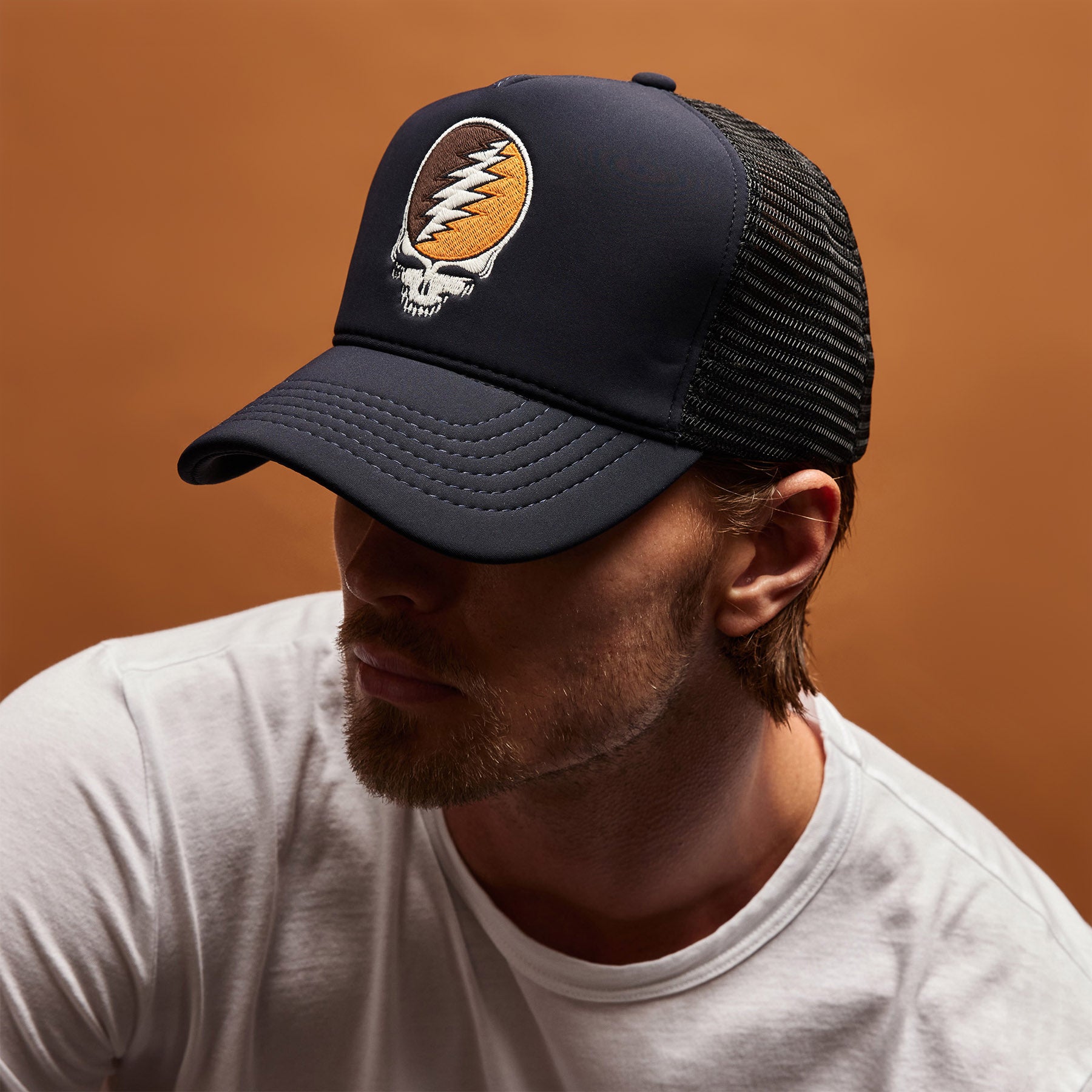 Men's Grateful Dead Short Sleeve Tee & Trucker Hat Set in White/Navy | James Perse Los Angeles