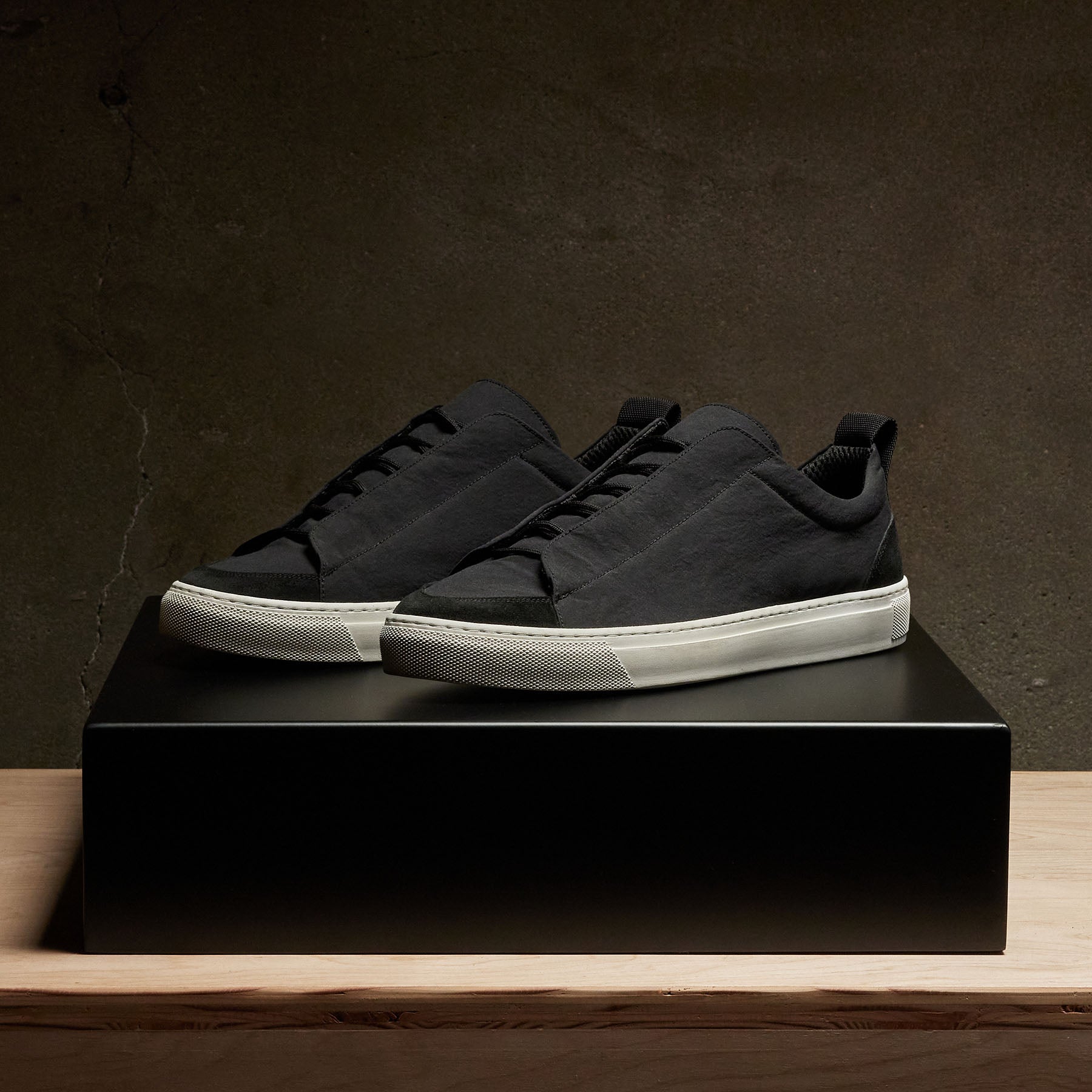 オージースミース Men's Solstice Skate Low Top Sneaker - Black/Black | James Perse