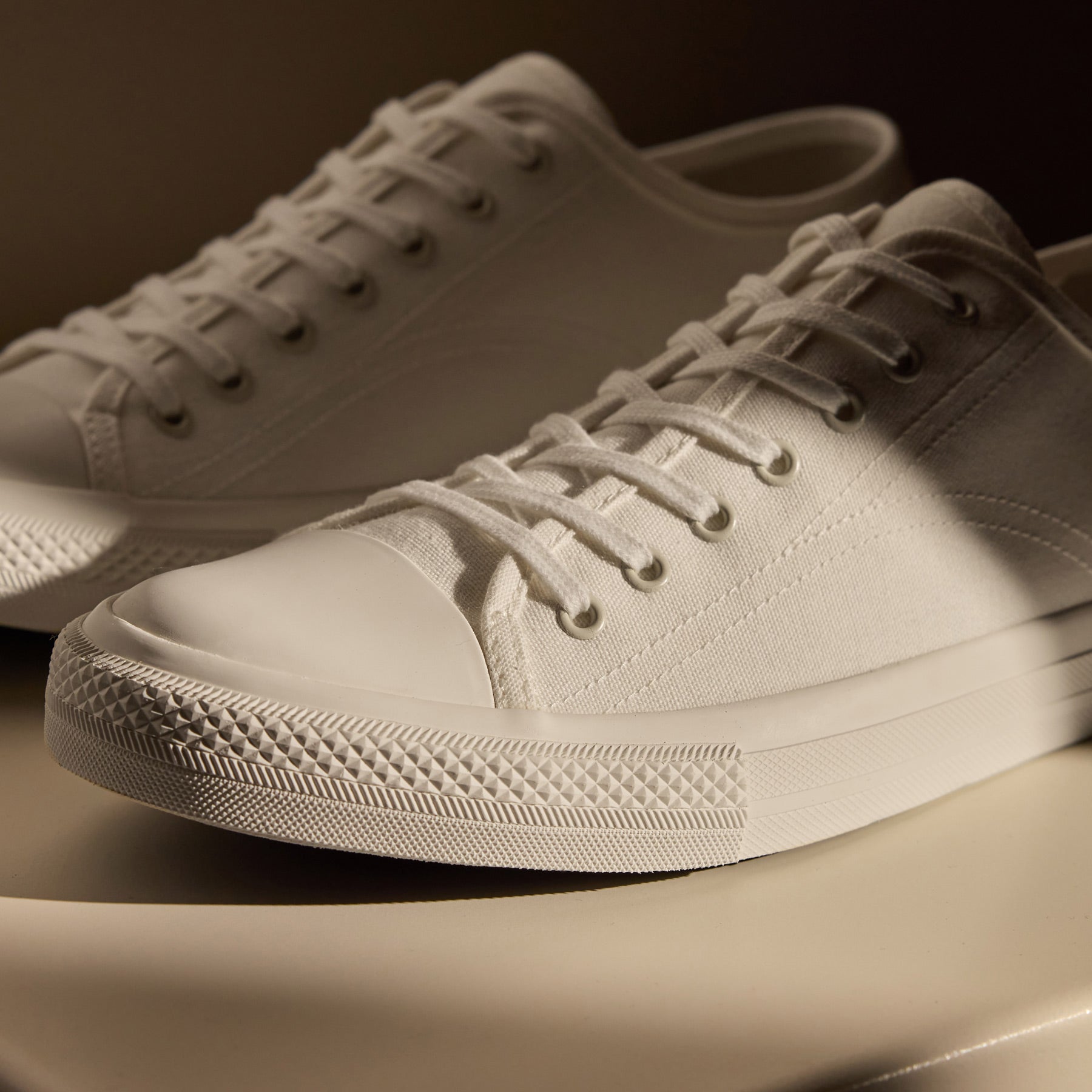 Men's Cotton Canvas Low Top Sneaker in White | James Perse Los Angeles