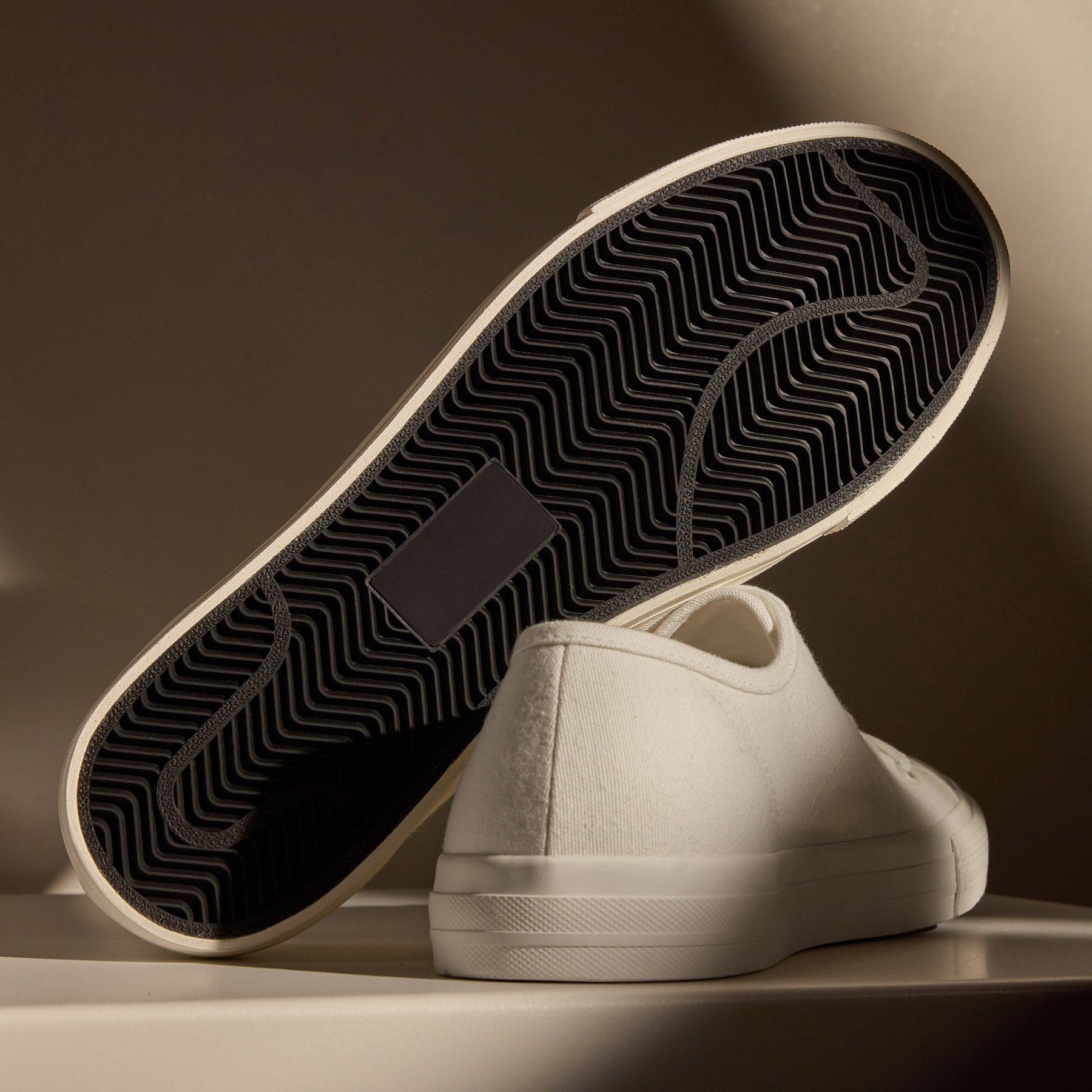 Men's Cotton Canvas Low Top Sneaker in White | James Perse Los Angeles