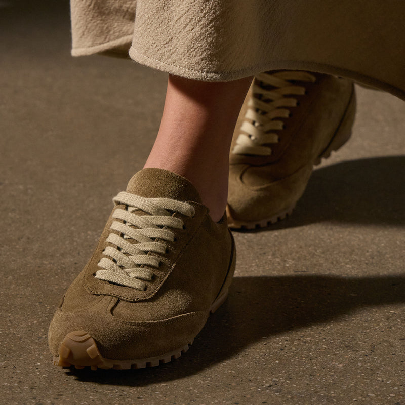 Women's Suede Low Running Sneaker - String
