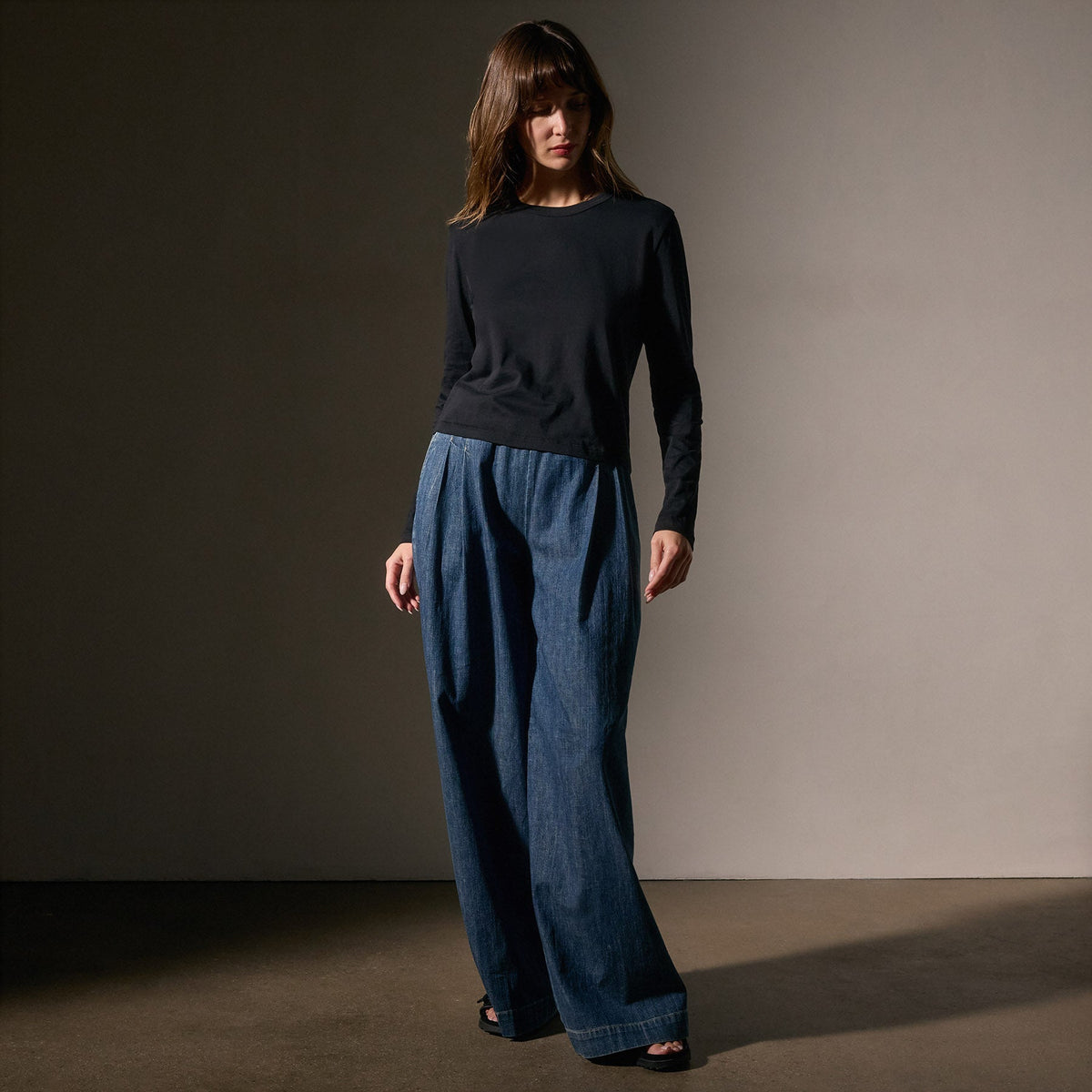 Shrunken Long Sleeve Crew Neck Tee in Black | James Perse Los Angeles