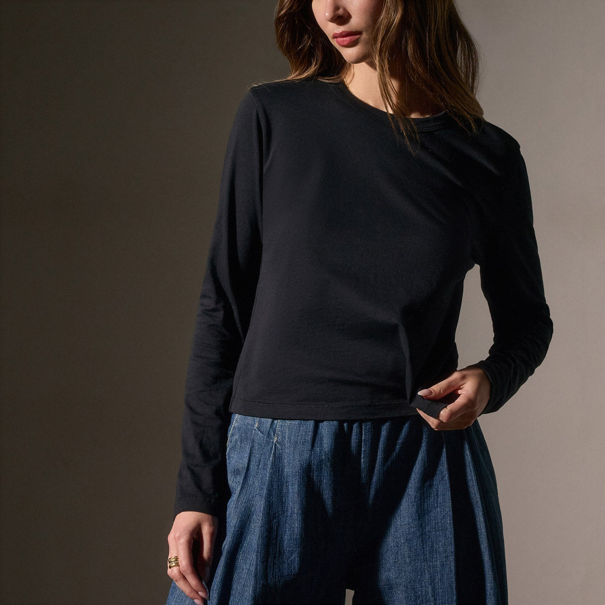 Shrunken Long Sleeve Crew Neck Tee in Black | James Perse Los Angeles