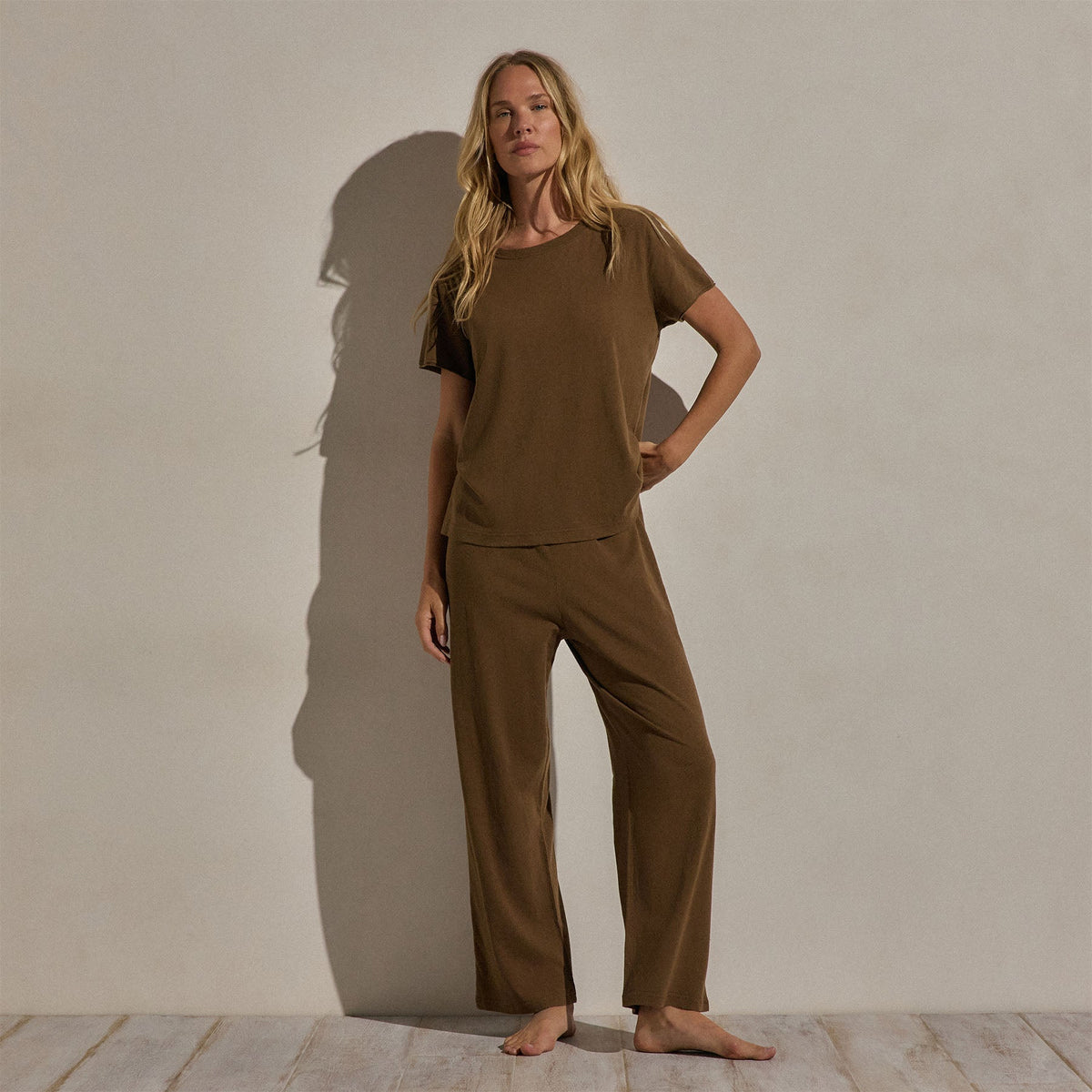 Cotton Linen Lounge Tee in Cocoa | James Perse Los Angeles