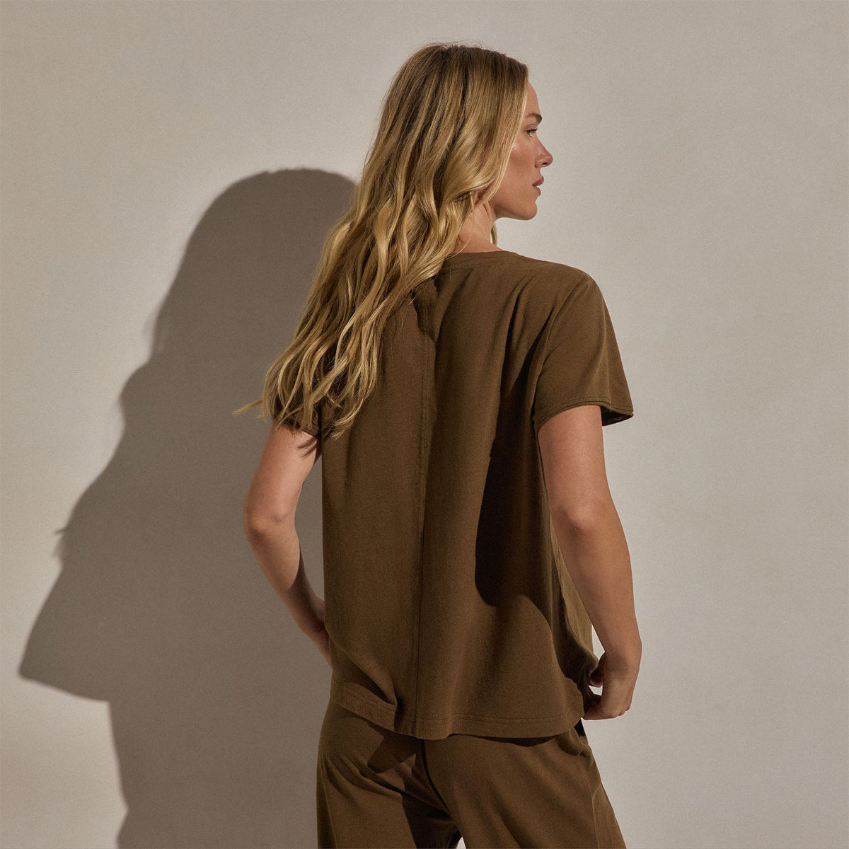 Cotton Linen Lounge Tee in Cocoa | James Perse Los Angeles