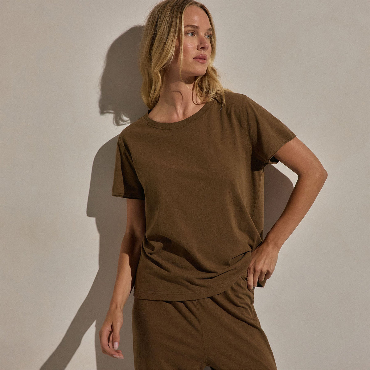 Cotton Linen Lounge Tee in Cocoa | James Perse Los Angeles