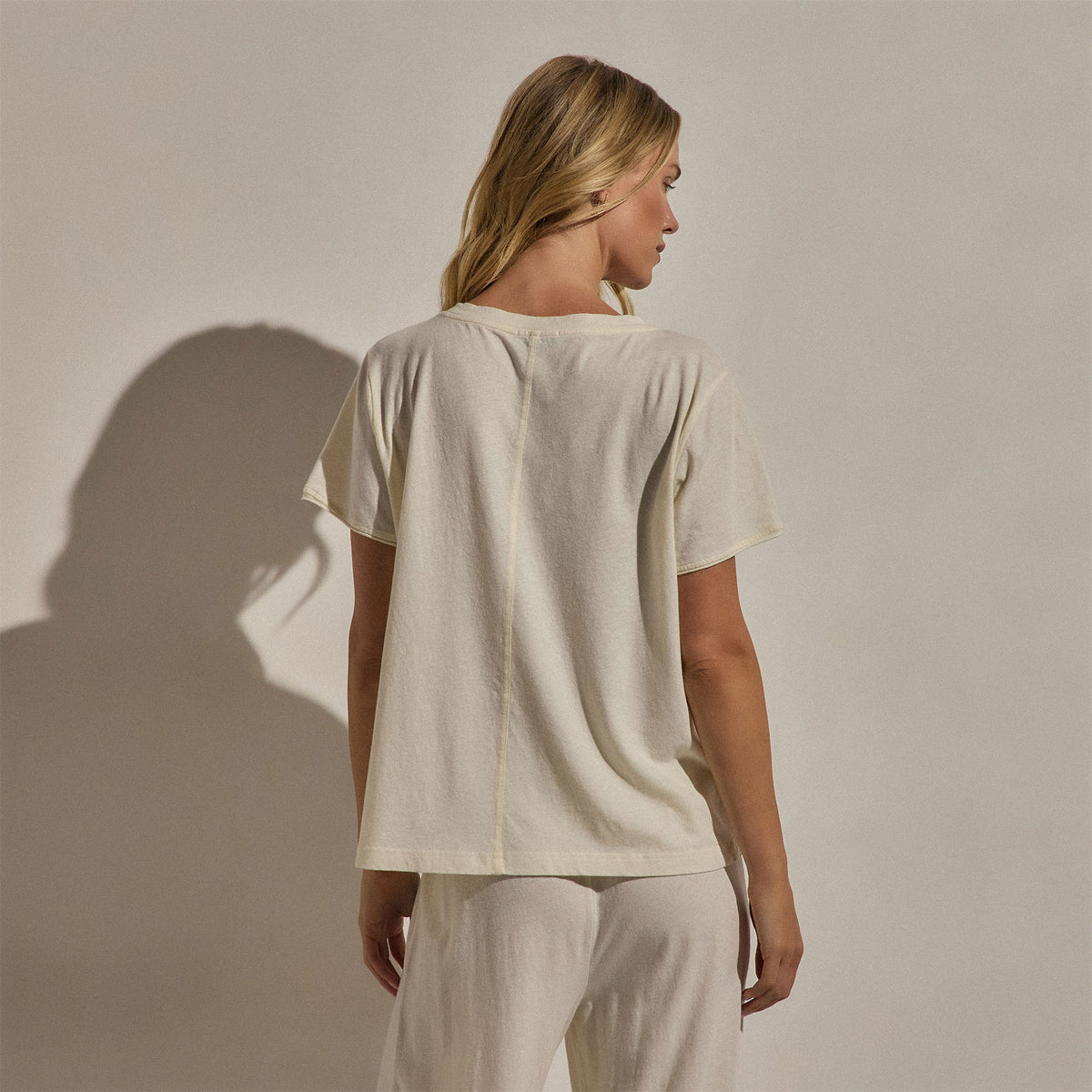 Cotton Linen Lounge Tee in Ecru | James Perse Los Angeles
