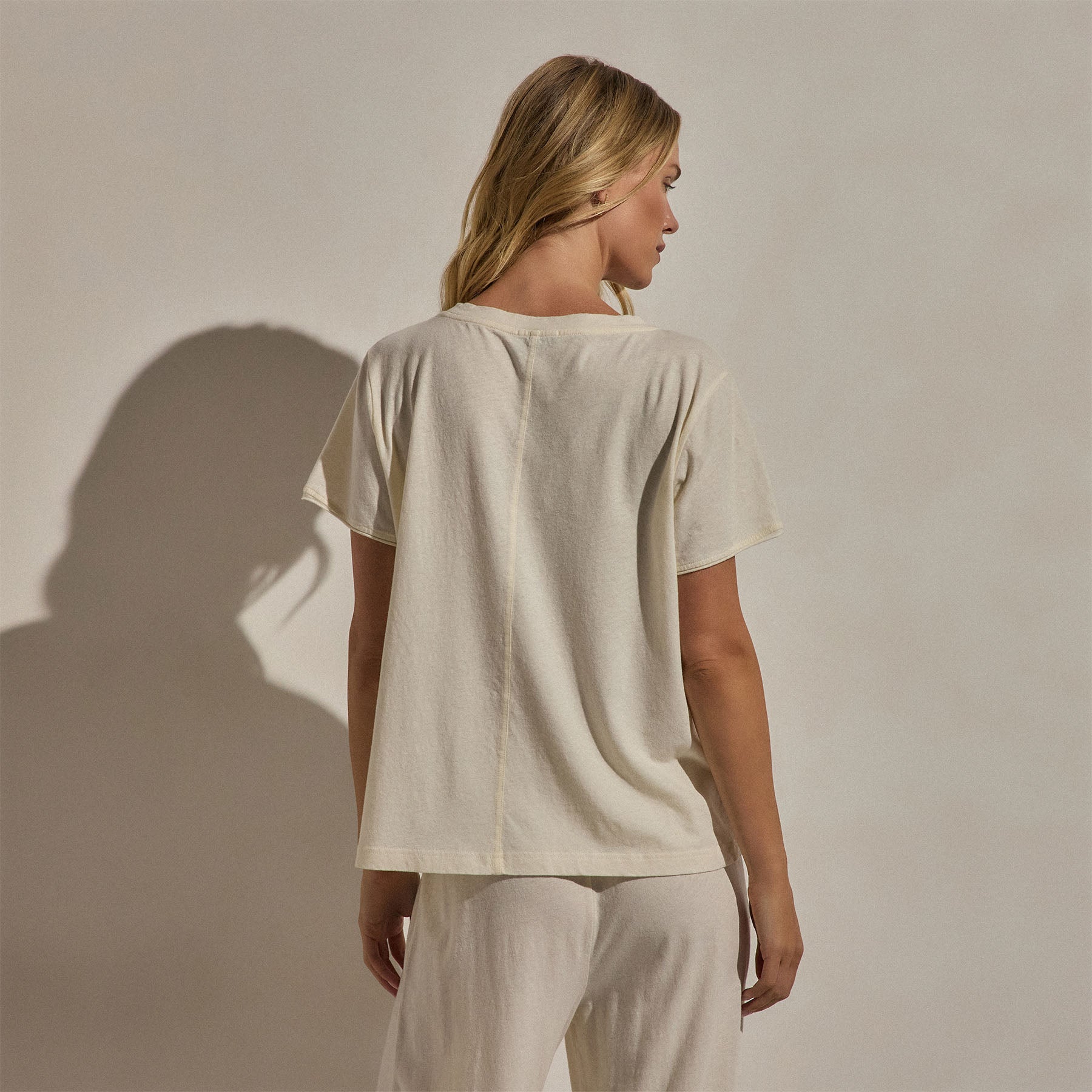 Cotton Linen Lounge Tee in Ecru | James Perse Los Angeles